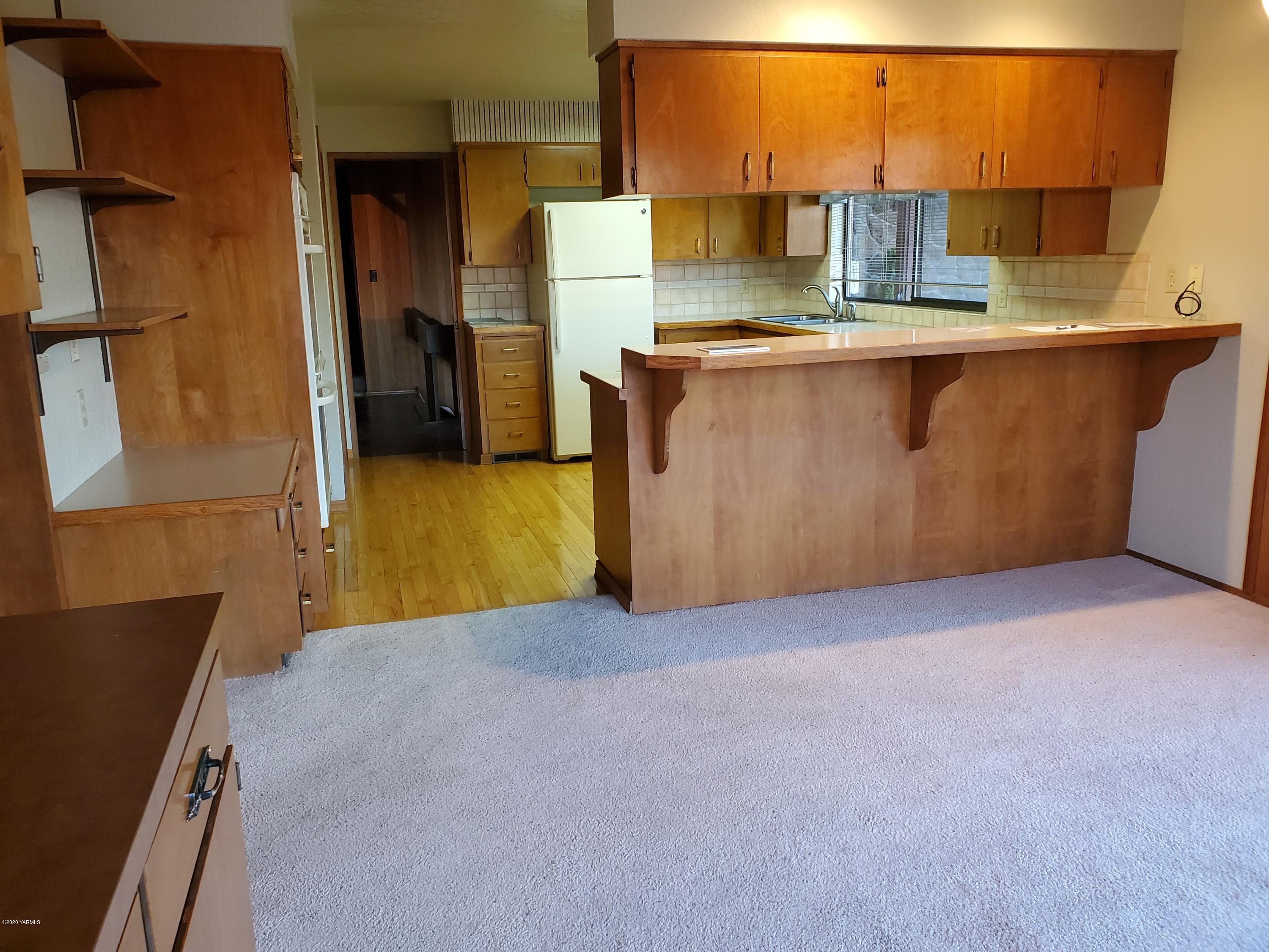 480 Pomona Heights Road Yakima, WA 98901 - Photo 18 of 39 a kitchen with stainless steel appliances a sink stove and refrigerator
