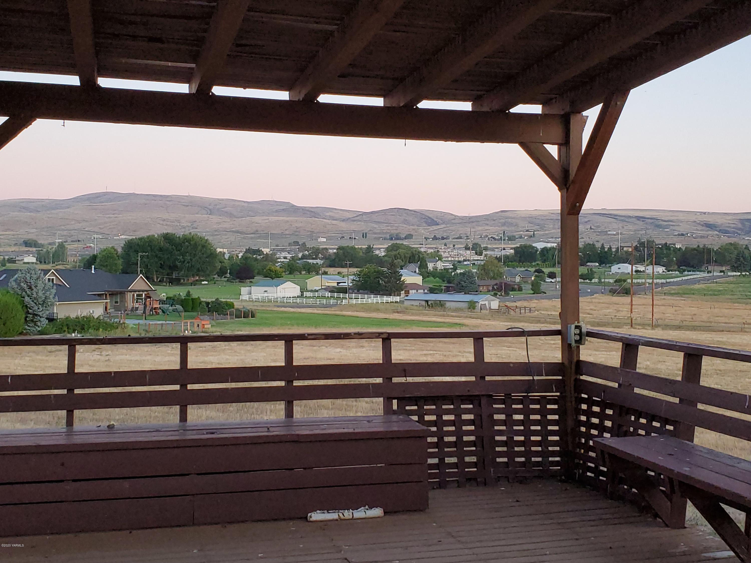 480 Pomona Heights Road Yakima, WA 98901 - Photo 3 of 39 a view of a street with sitting area