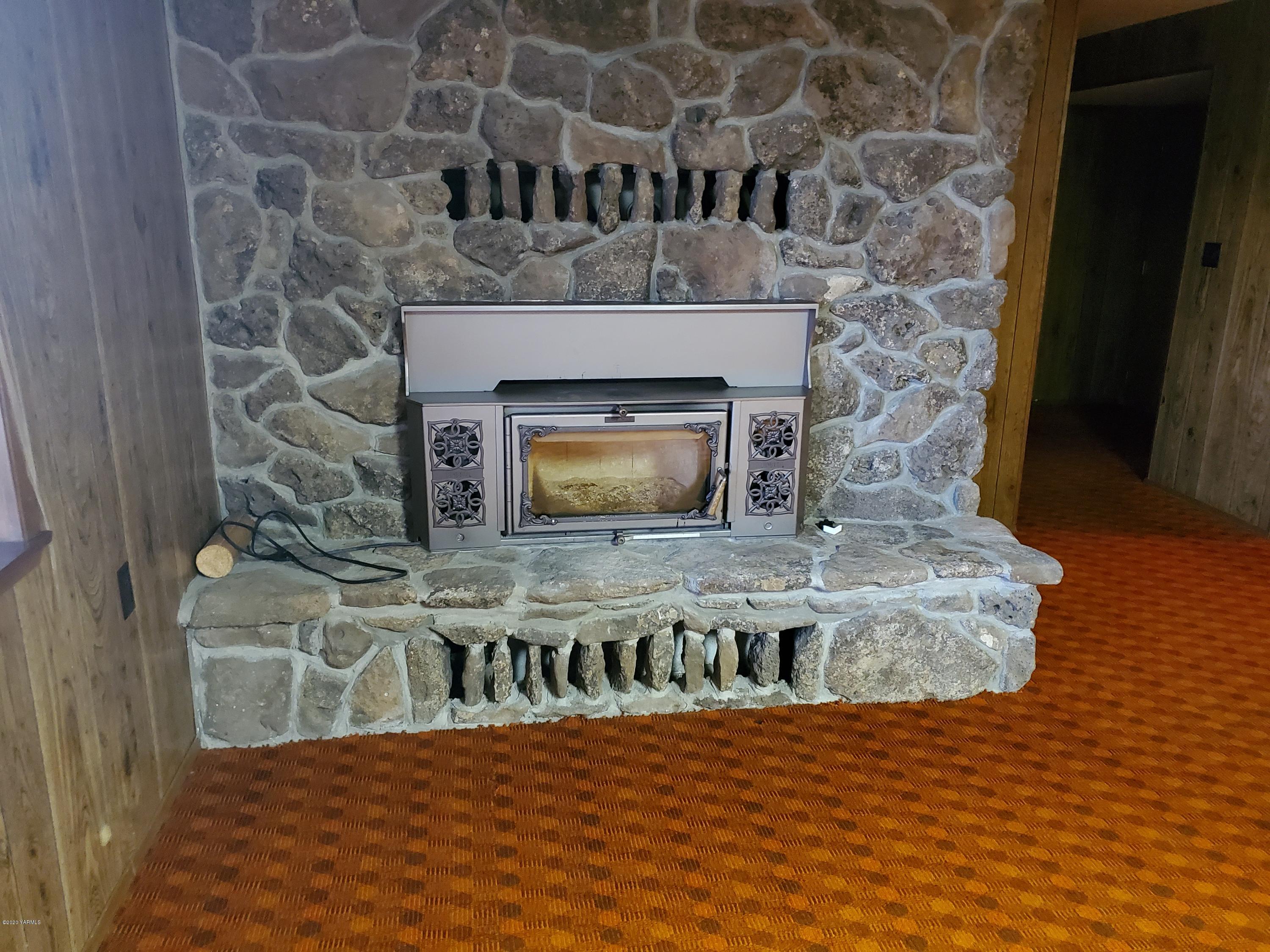 480 Pomona Heights Road Yakima, WA 98901 - Photo 21 of 39 a view of fireplace and front door