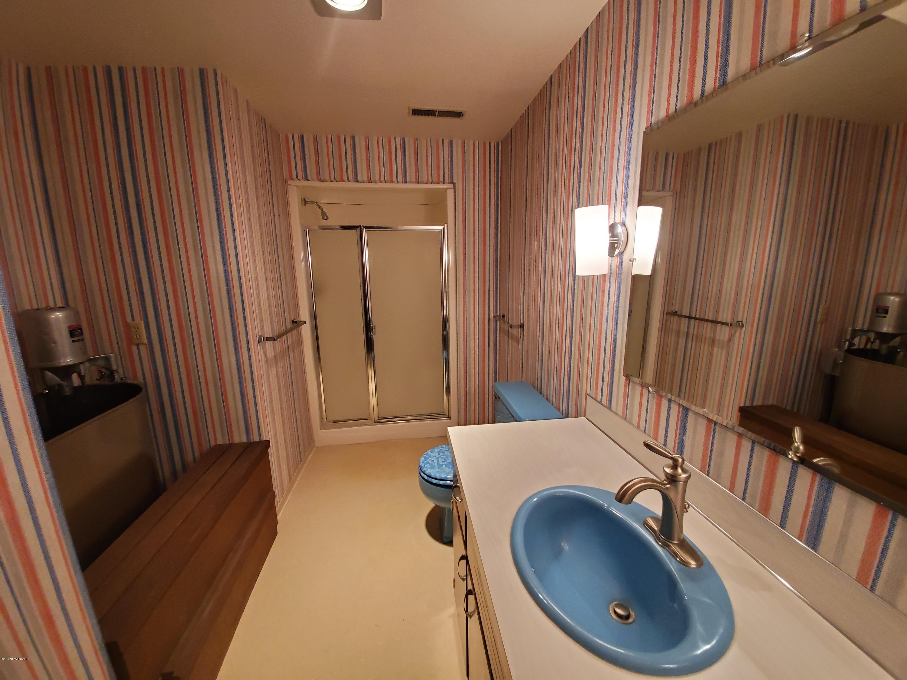 480 Pomona Heights Road Yakima, WA 98901 - Photo 23 of 39 a bathroom with a sink a mirror and shower