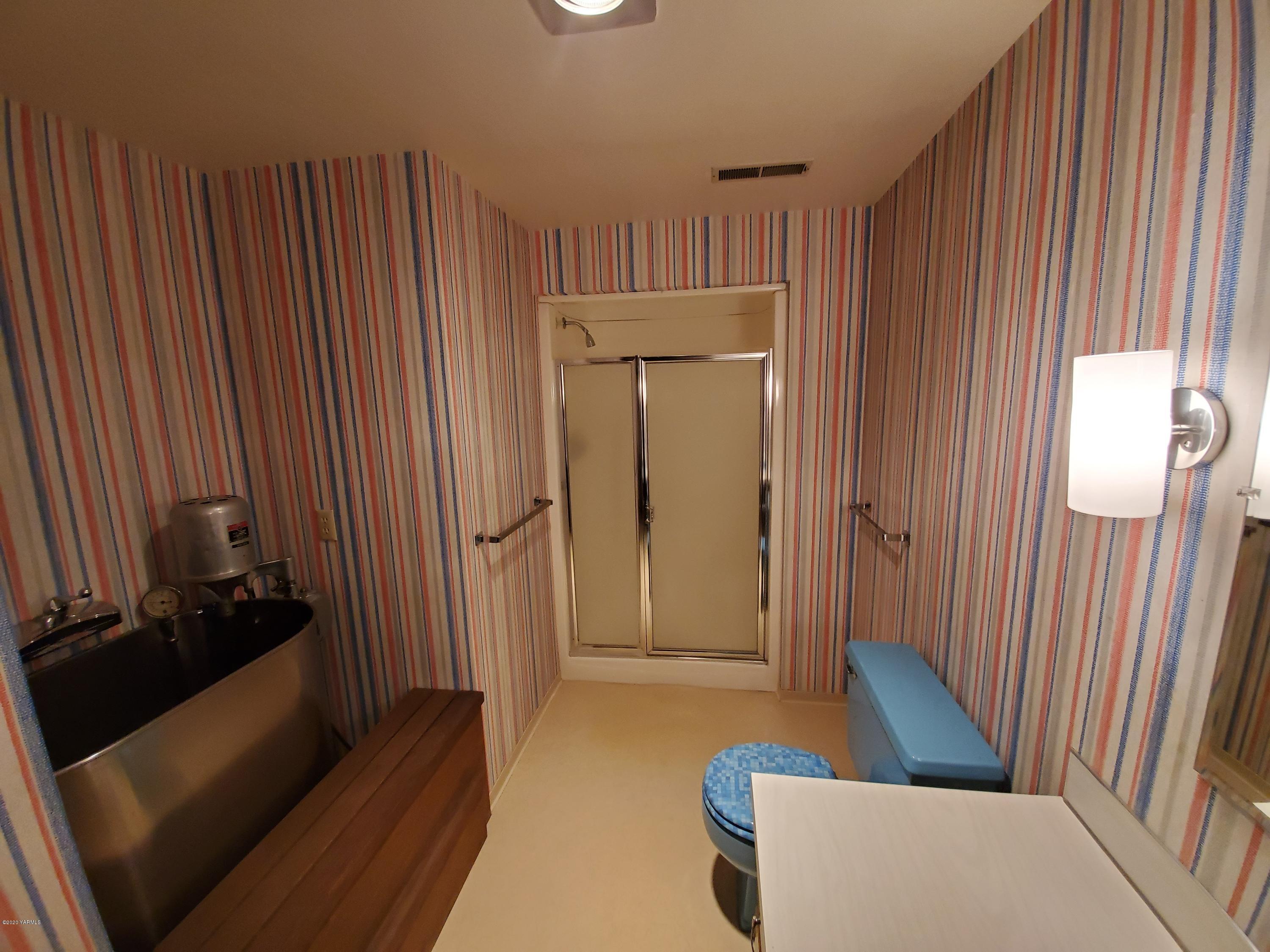 480 Pomona Heights Road Yakima, WA 98901 - Photo 24 of 39 a view of a livingroom with furniture and front door