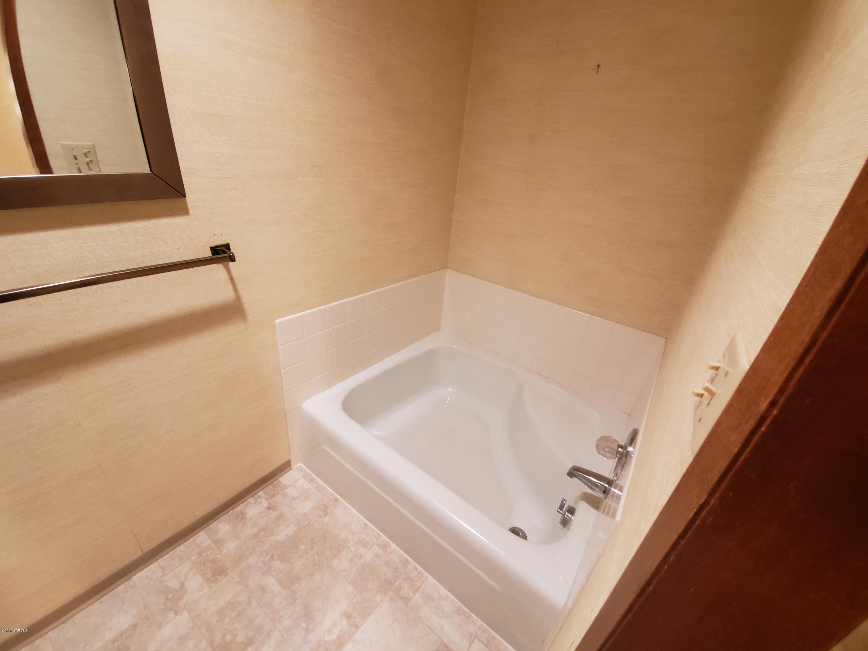 480 Pomona Heights Road Yakima, WA 98901 - Photo 25 of 39 a bathroom with a bathtub