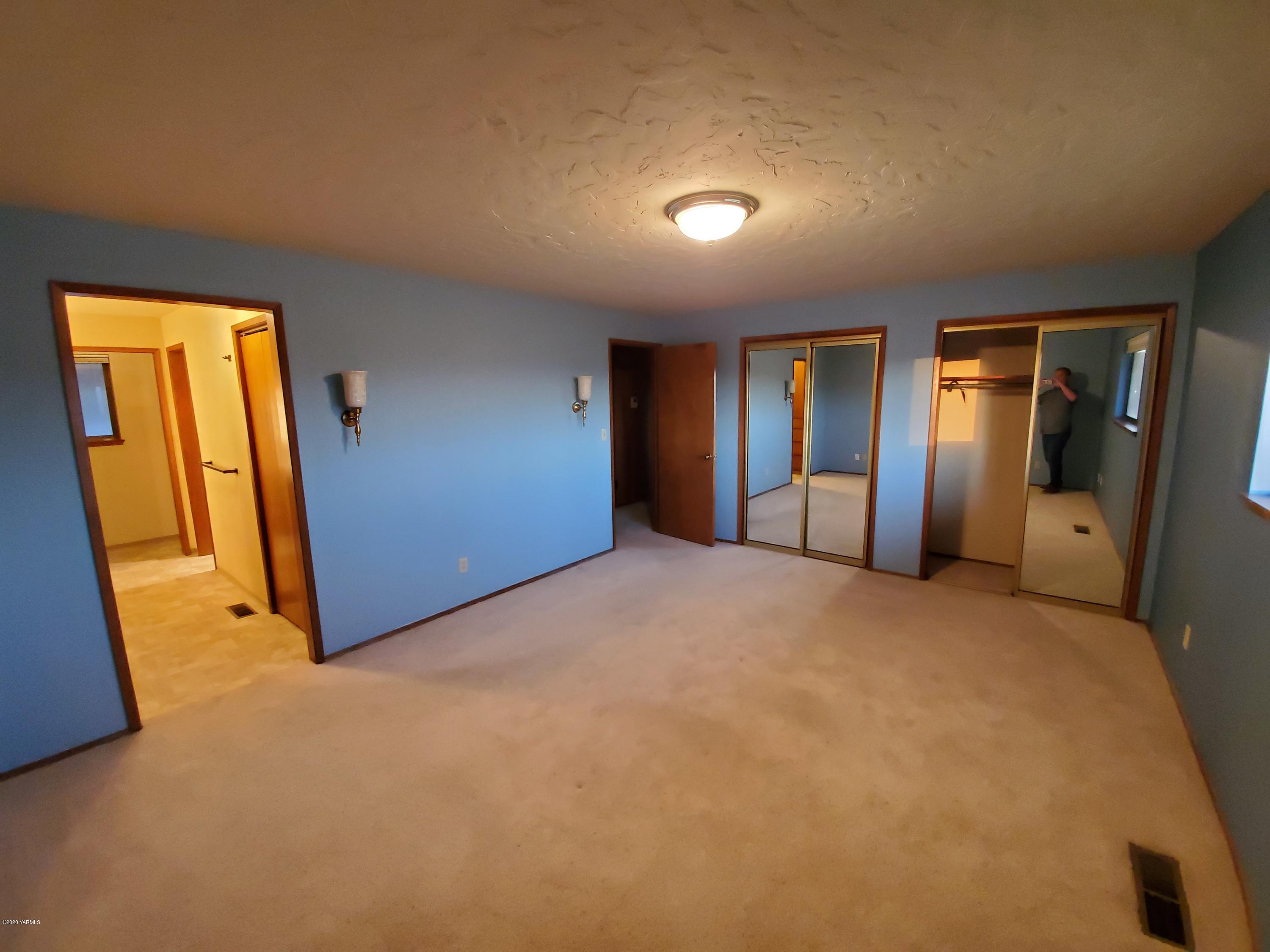 480 Pomona Heights Road Yakima, WA 98901 - Photo 26 of 39 a view of an empty room with closet and wooden floor