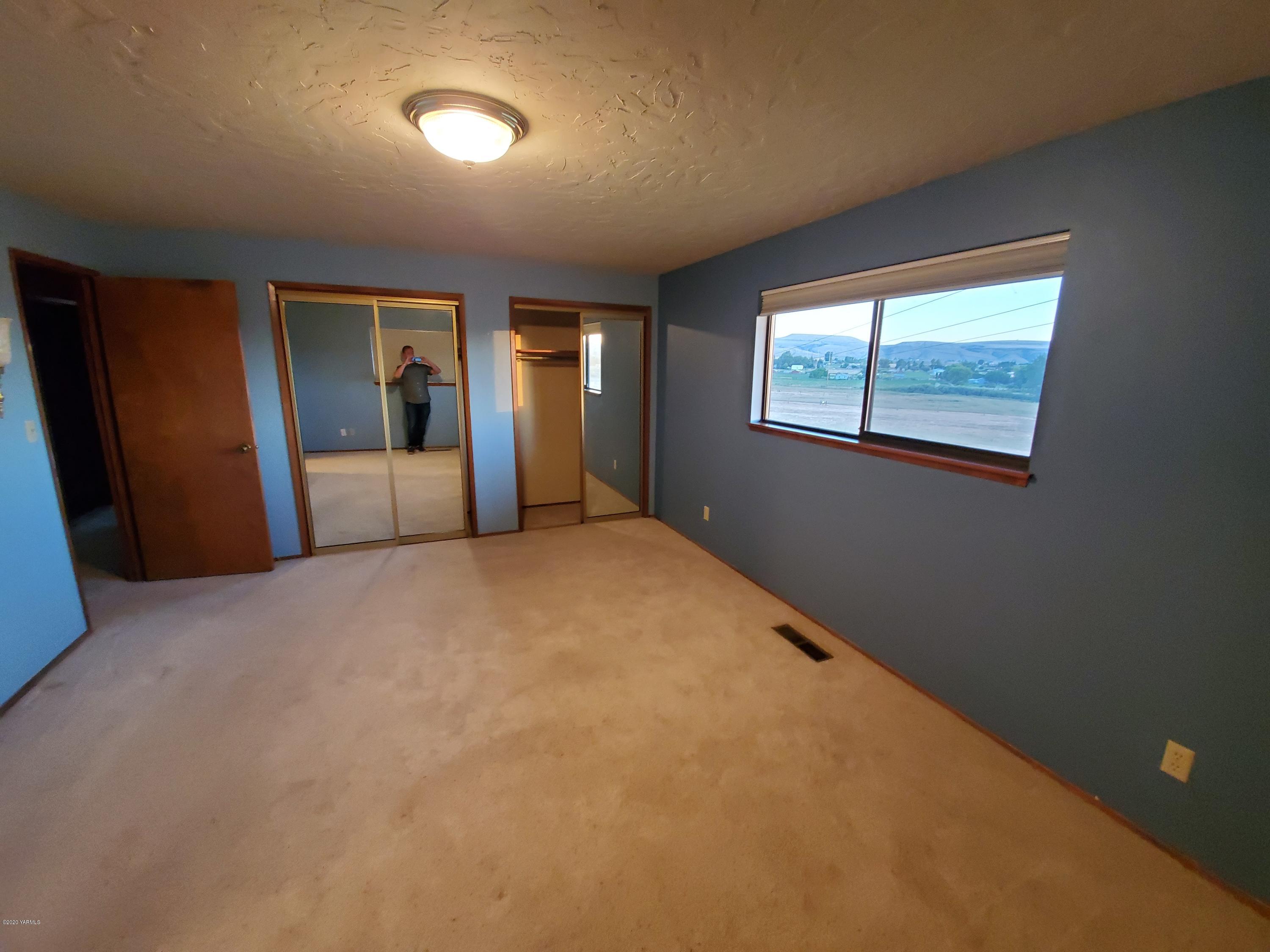 480 Pomona Heights Road Yakima, WA 98901 - Photo 27 of 39 a view of an empty room with window and wooden floor