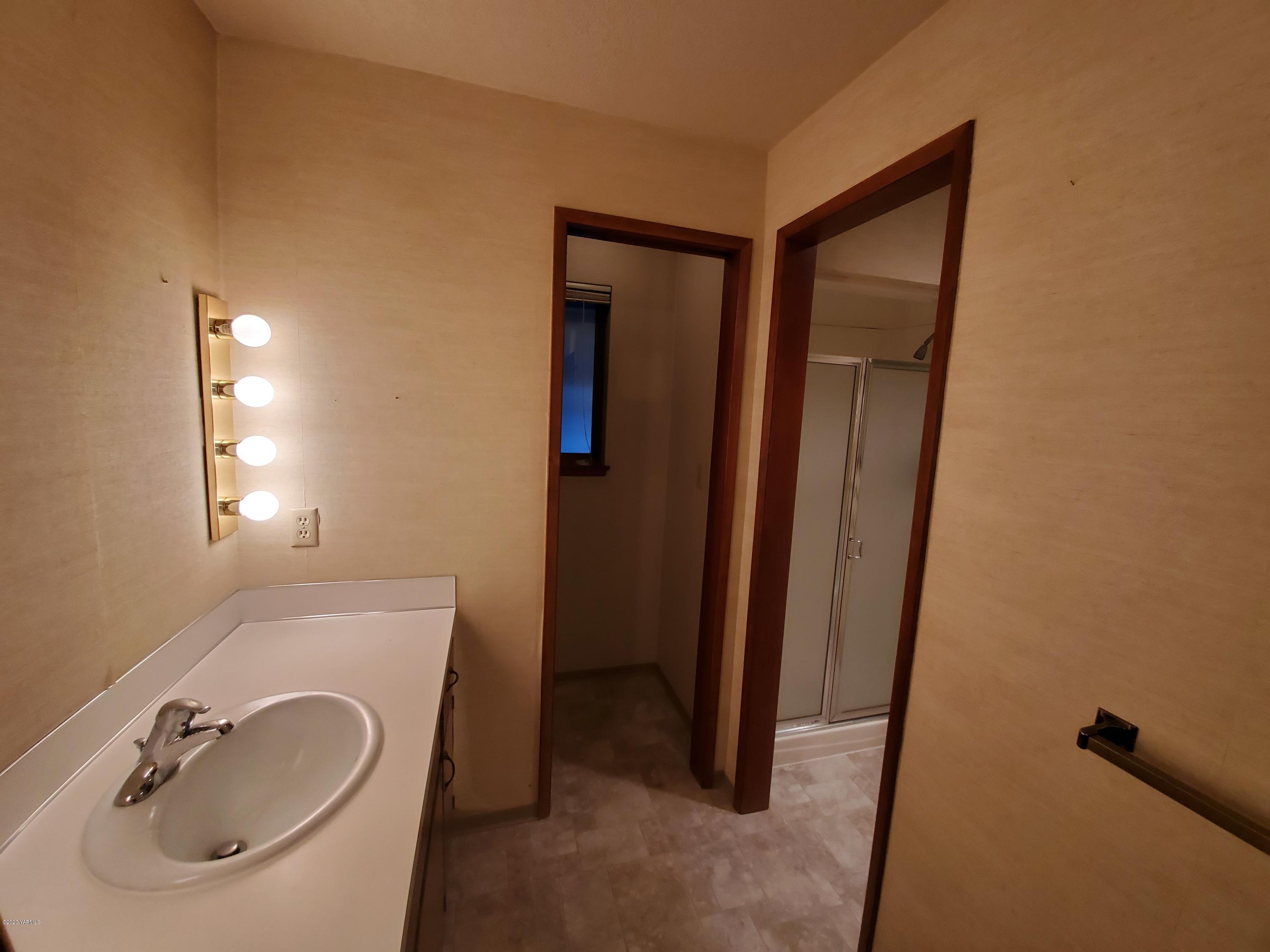 480 Pomona Heights Road Yakima, WA 98901 - Photo 28 of 39 a bathroom with a sink and a mirror