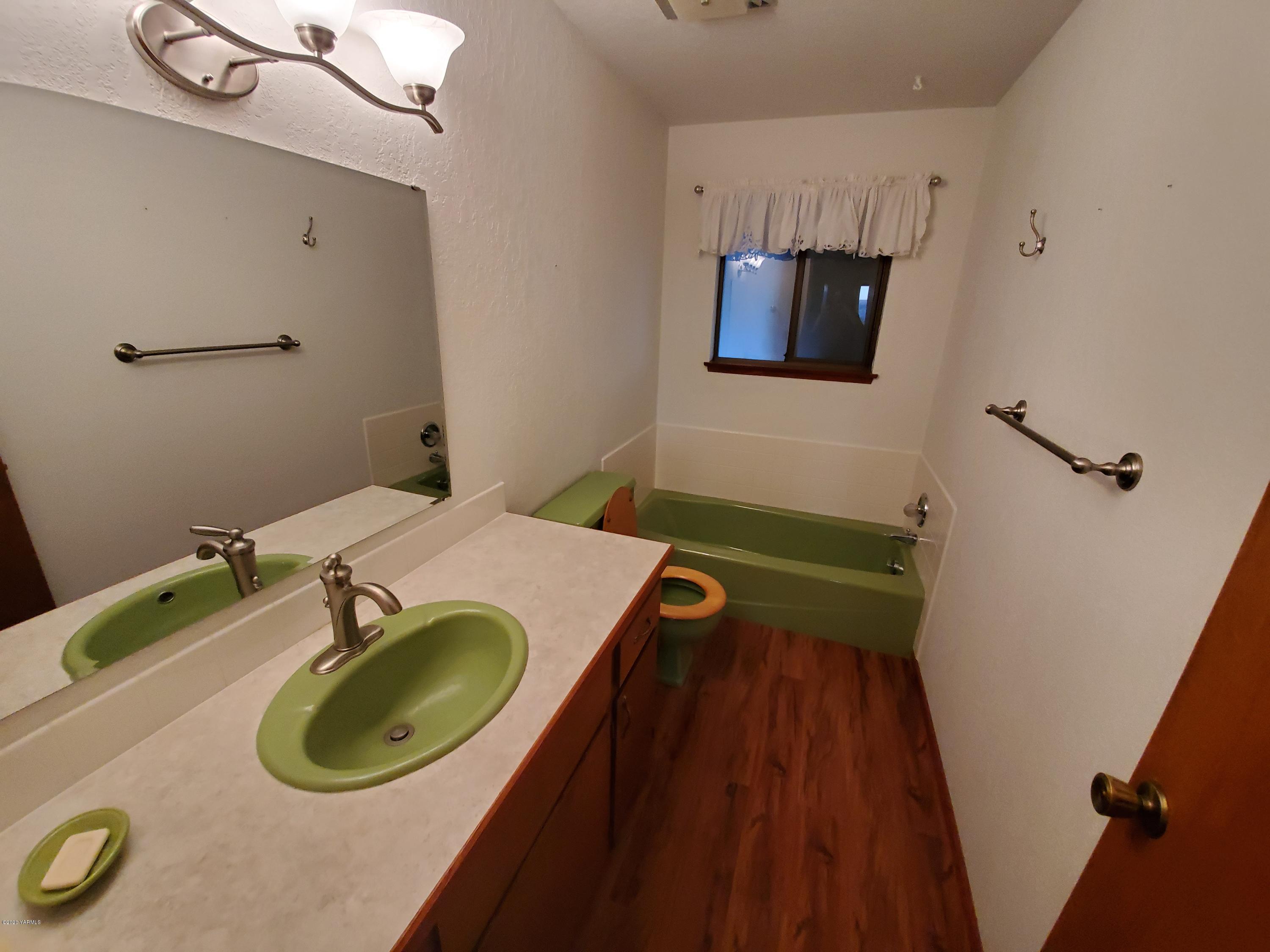 480 Pomona Heights Road Yakima, WA 98901 - Photo 29 of 39 a bathroom with a sink and a mirror