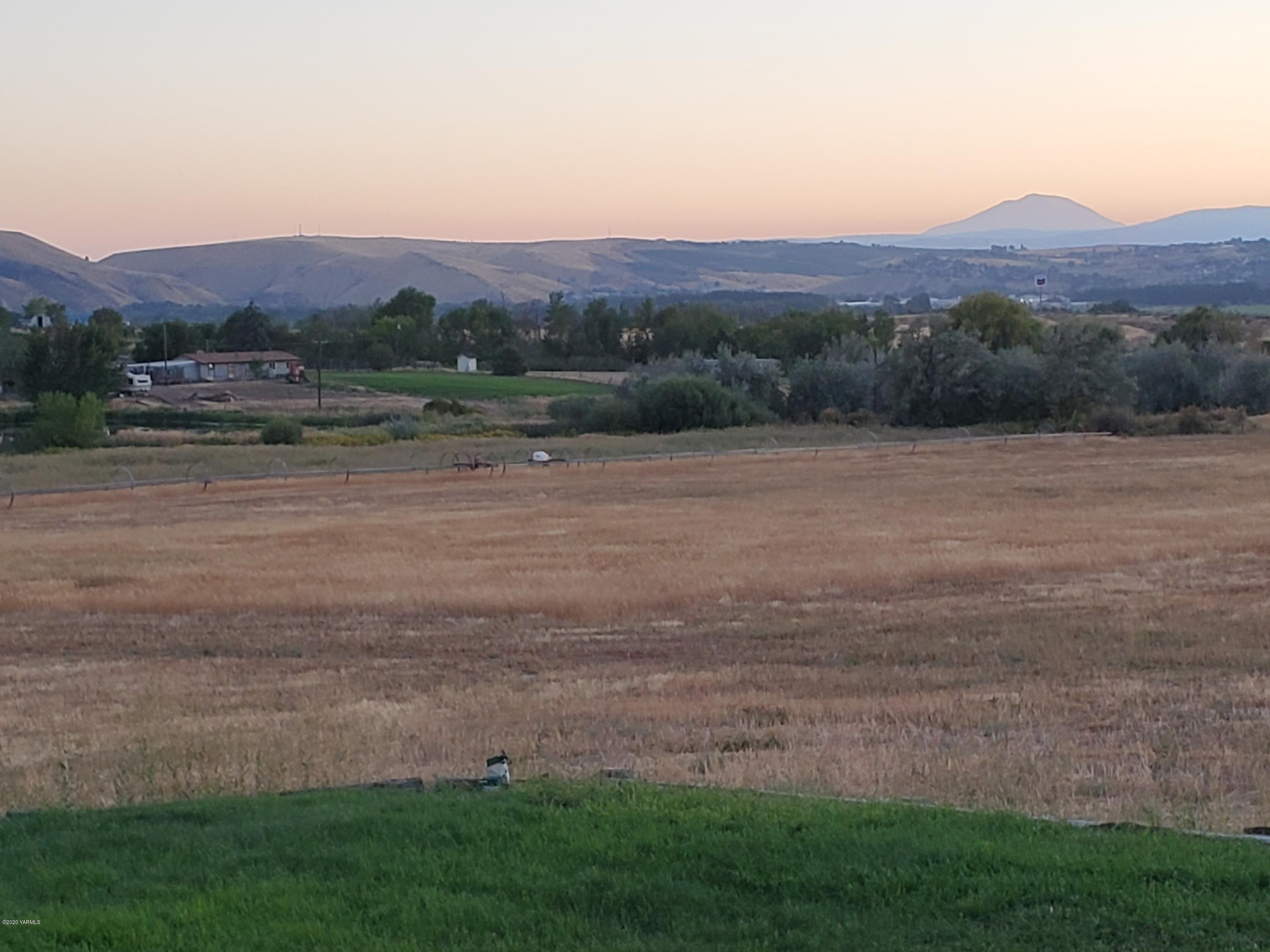 480 Pomona Heights Road Yakima, WA 98901 - Photo 4 of 39 a view of lake with mountain