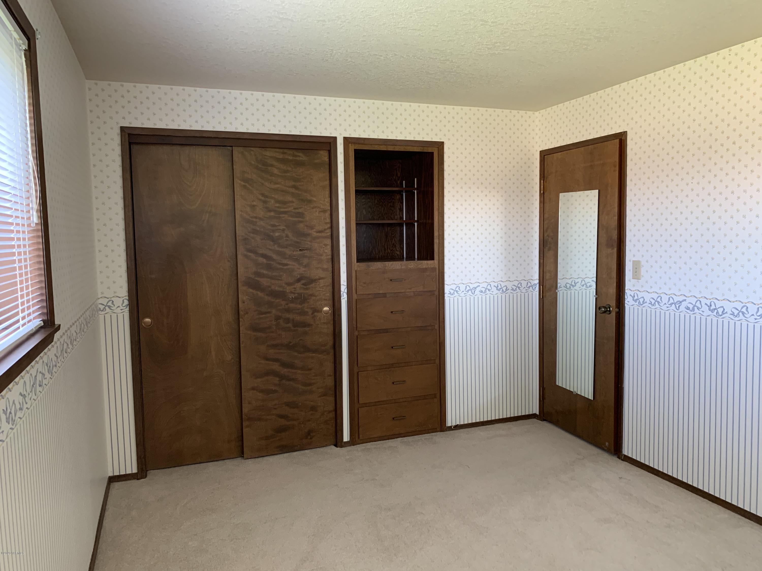 480 Pomona Heights Road Yakima, WA 98901 - Photo 33 of 39 an empty room with closet