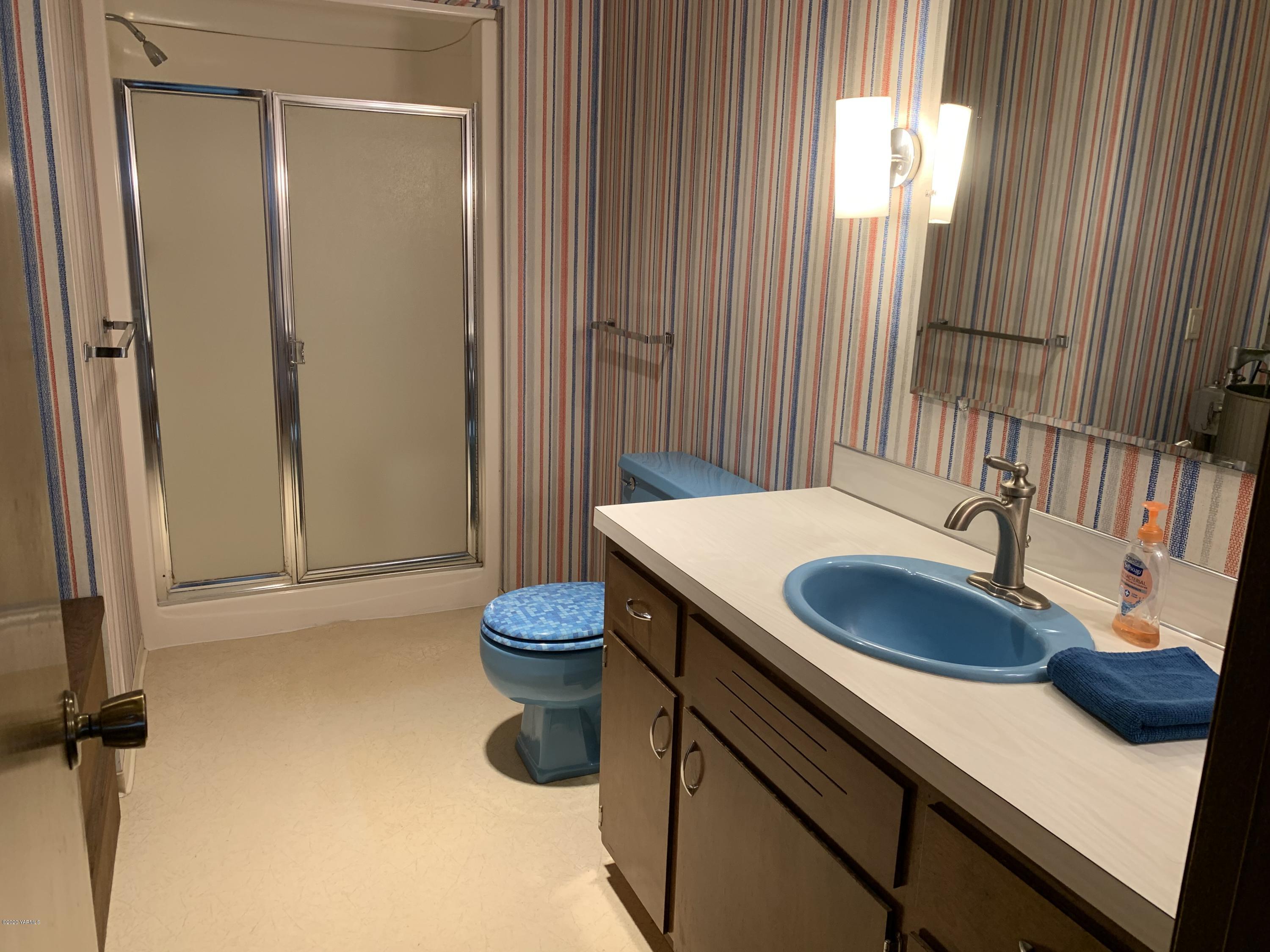 480 Pomona Heights Road Yakima, WA 98901 - Photo 34 of 39 a bathroom with a sink a toilet and a mirror