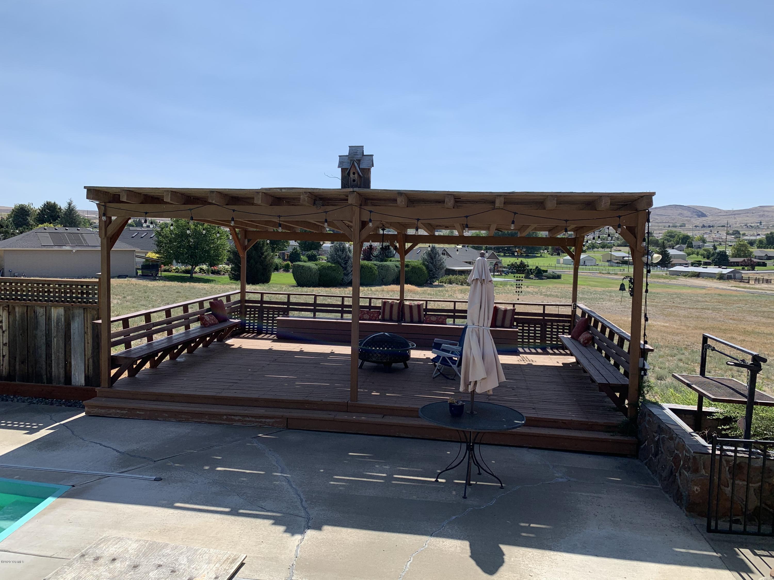 480 Pomona Heights Road Yakima, WA 98901 - Photo 35 of 39 a view of a terrace with chairs