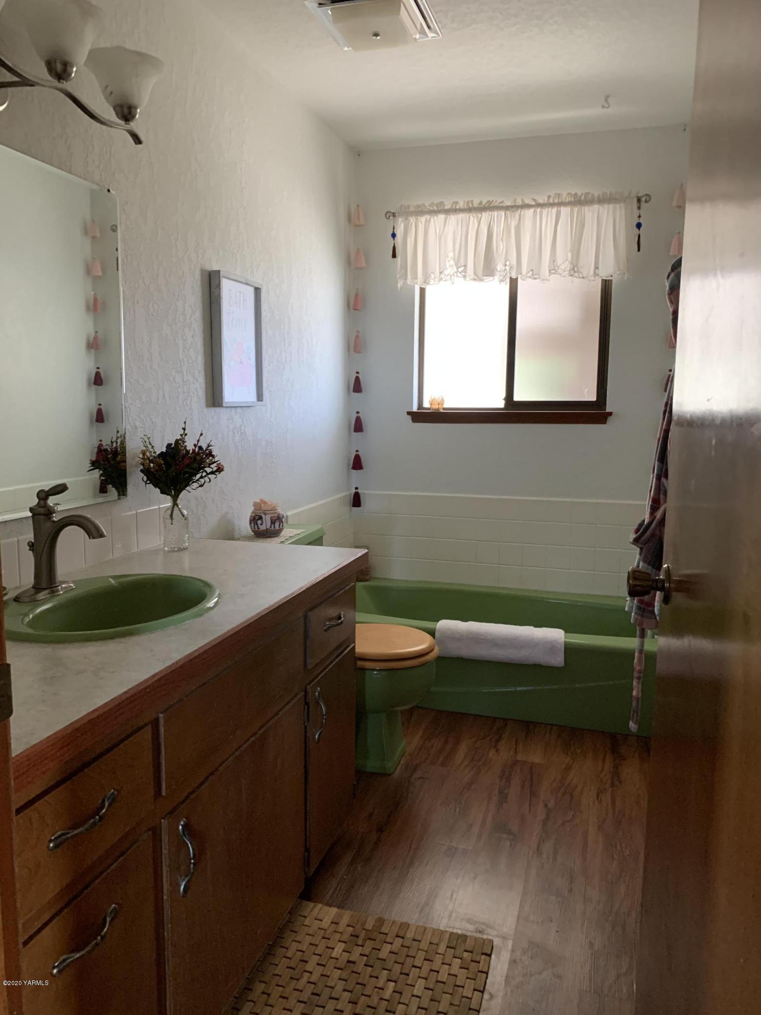 480 Pomona Heights Road Yakima, WA 98901 - Photo 37 of 39 a bathroom with a sink and a mirror