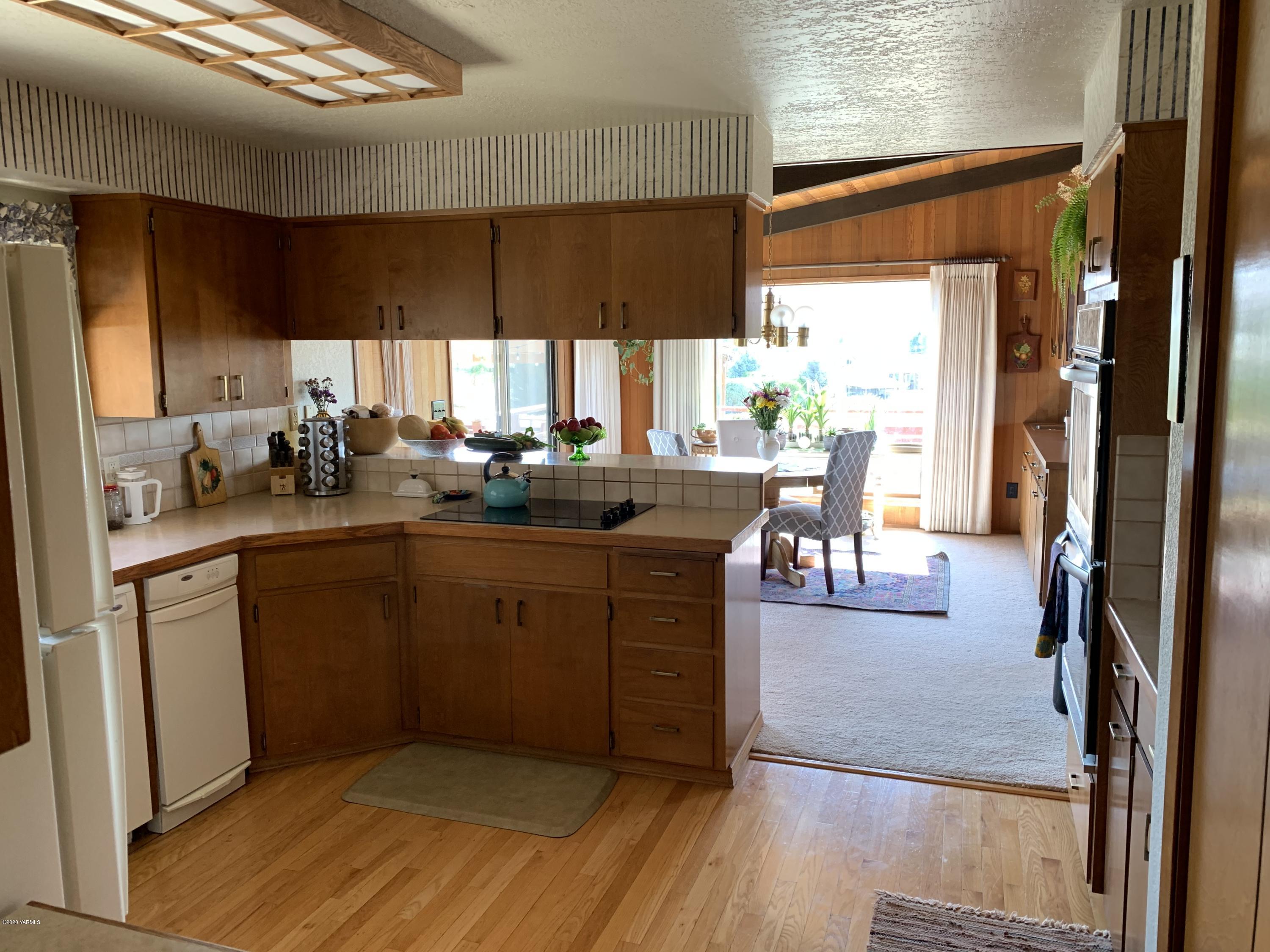 480 Pomona Heights Road Yakima, WA 98901 - Photo 38 of 39 a kitchen with a sink a refrigerator and window