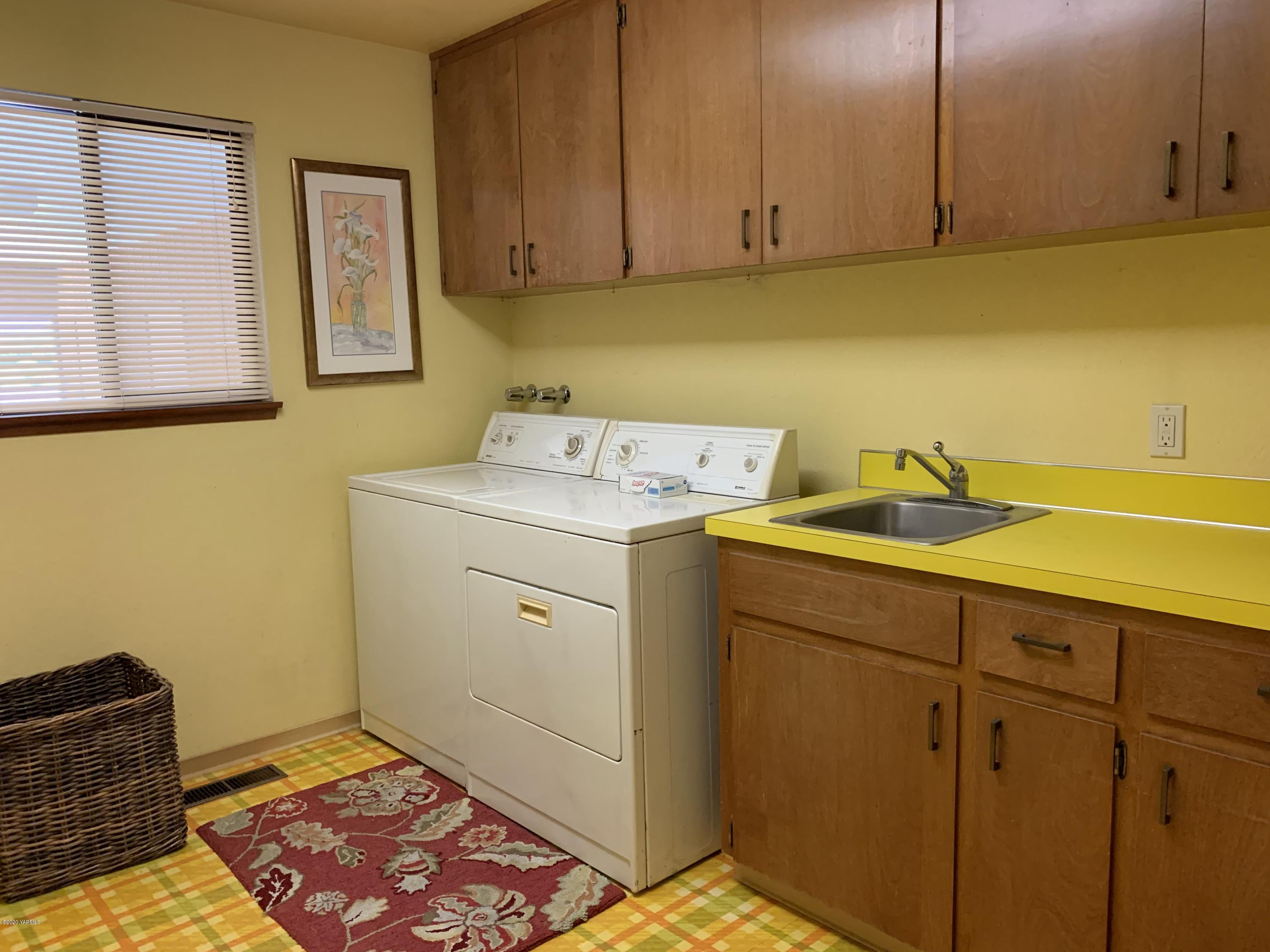480 Pomona Heights Road Yakima, WA 98901 - Photo 39 of 39 a utility room with dryer and washer