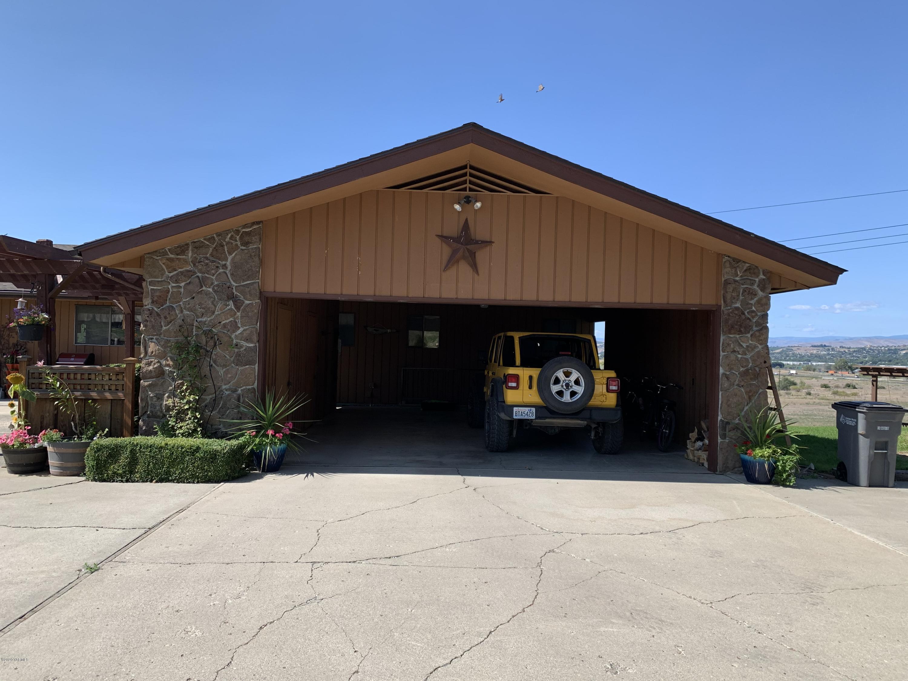 480 Pomona Heights Road Yakima, WA 98901 - Photo 5 of 39 a front view of a house with a yard
