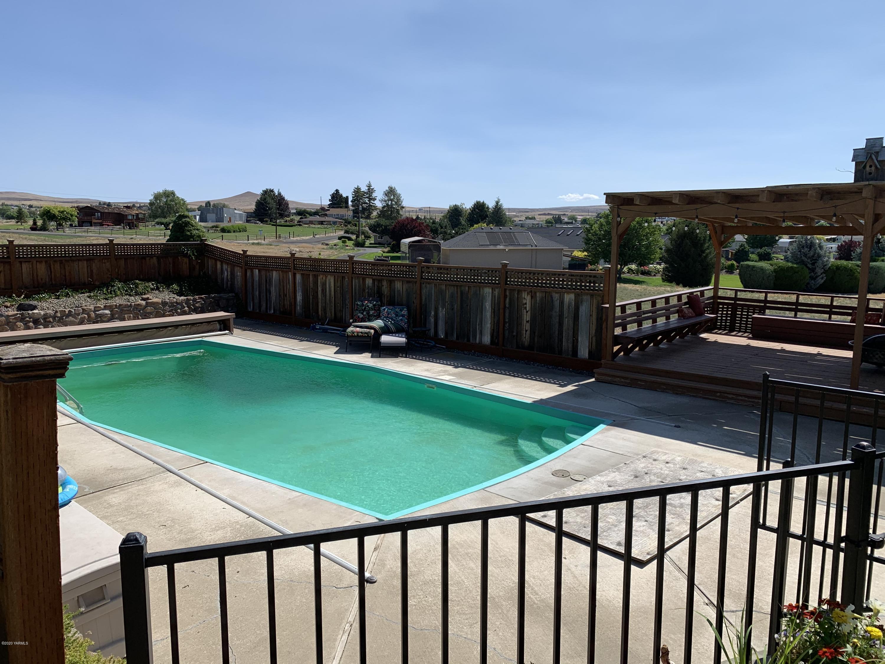 480 Pomona Heights Road Yakima, WA 98901 - Photo 6 of 39 a view of a chairs and table in the roof deck