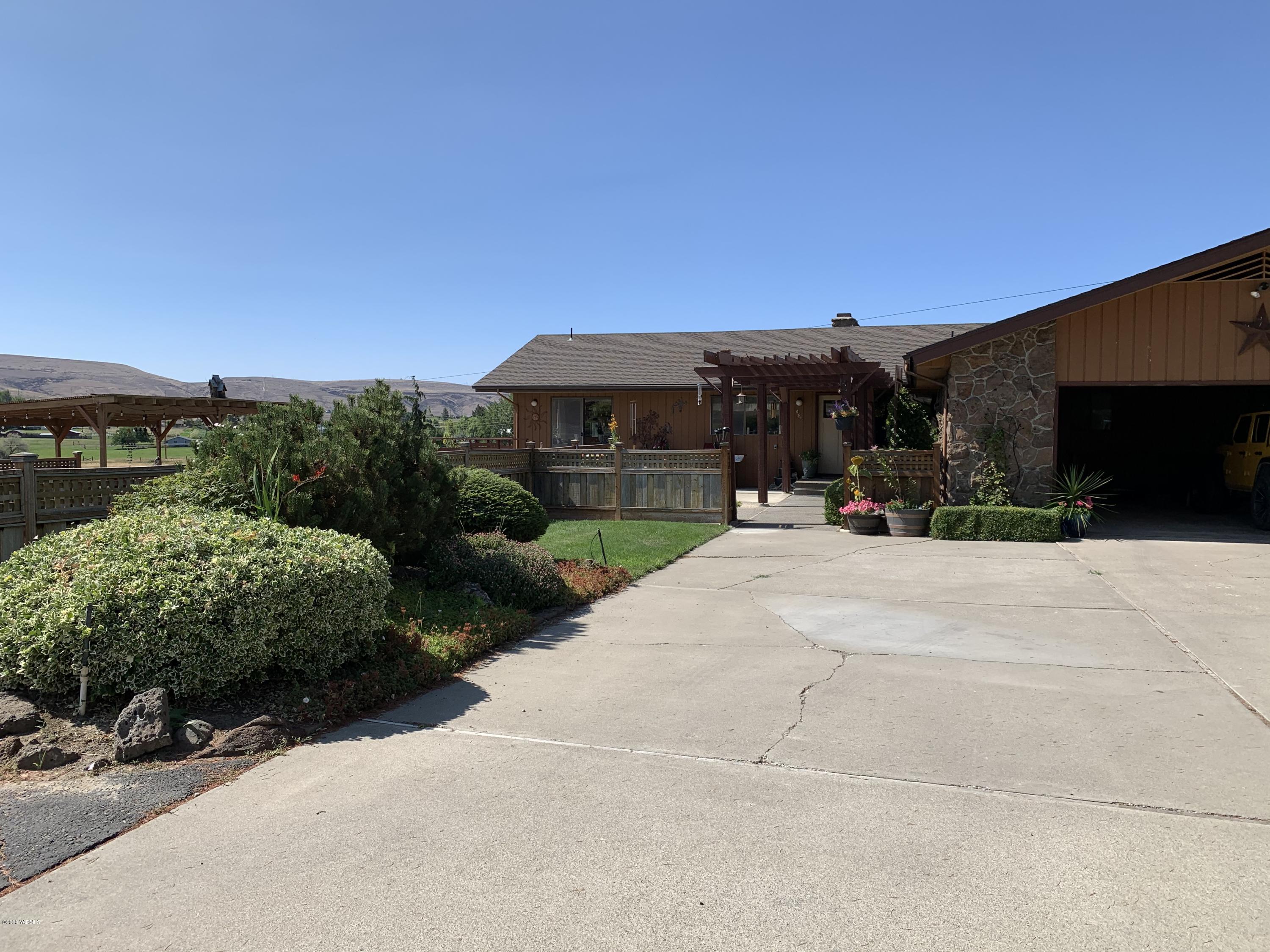 480 Pomona Heights Road Yakima, WA 98901 - Photo 7 of 39 a view of a street with a house in the background