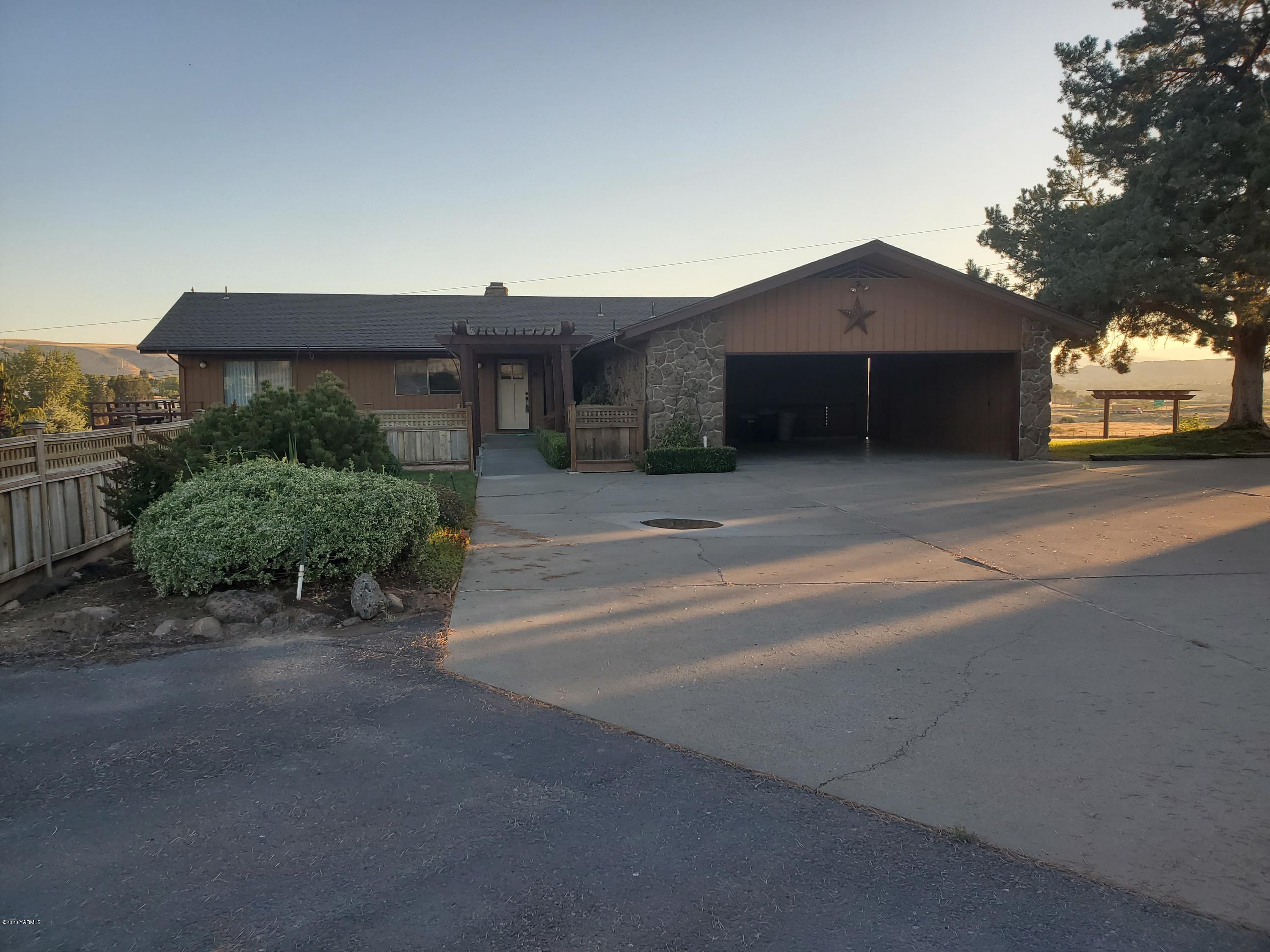 480 Pomona Heights Road Yakima, WA 98901 - Photo 8 of 39 a house view with a outdoor space