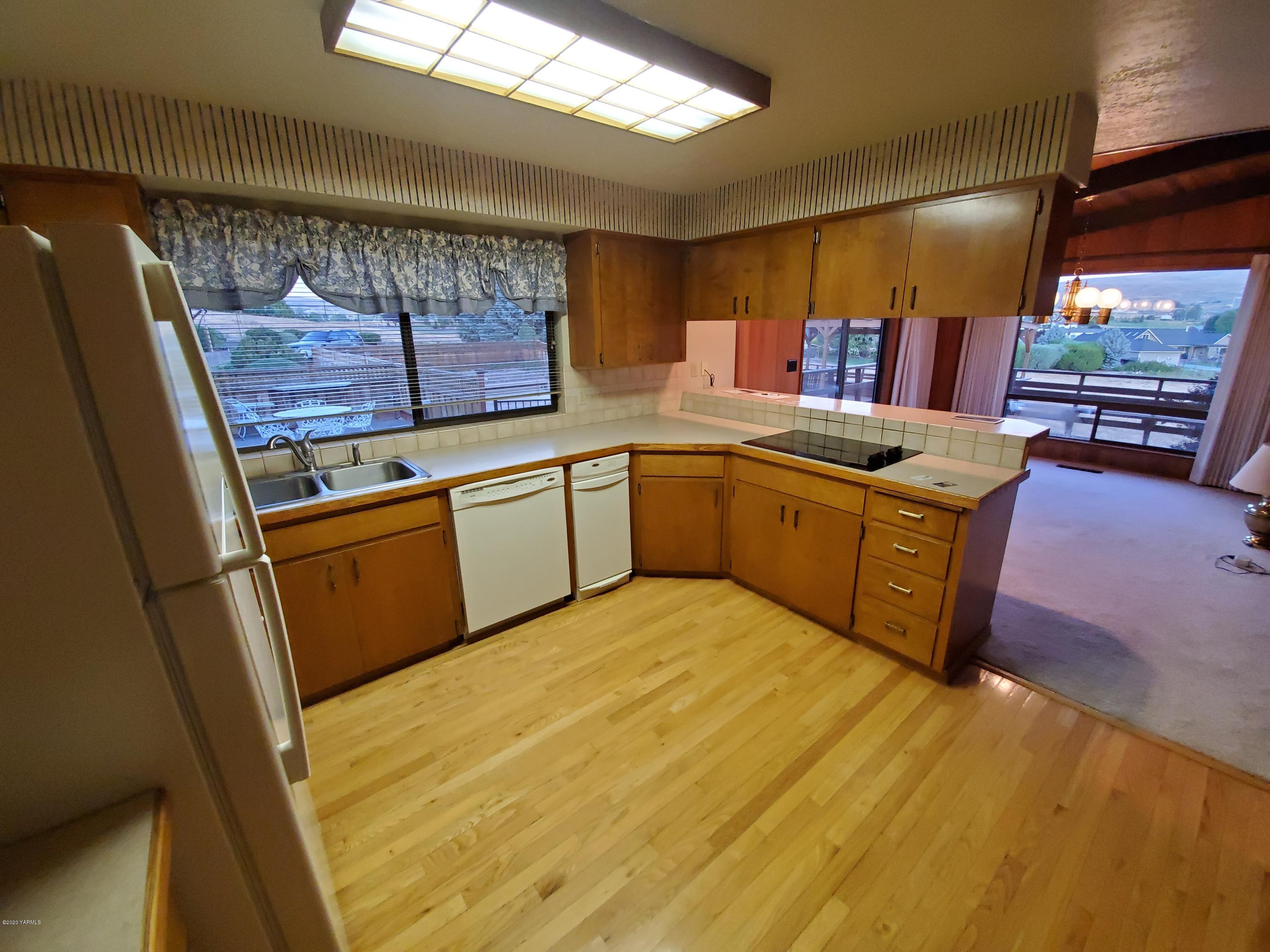 480 Pomona Heights Road Yakima, WA 98901 - Photo 9 of 39 a kitchen with stainless steel appliances granite countertop a sink and wooden cabinets