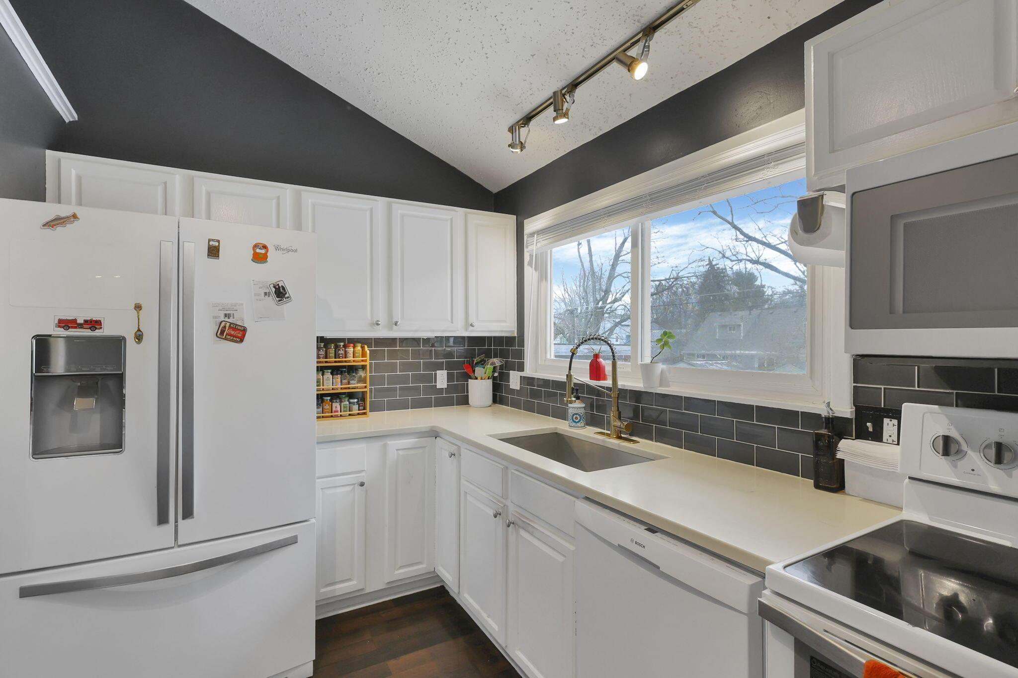 1065 Bernard Road Columbus, OH 43221 - Photo 11 of 58 Gorgeous Kitchen