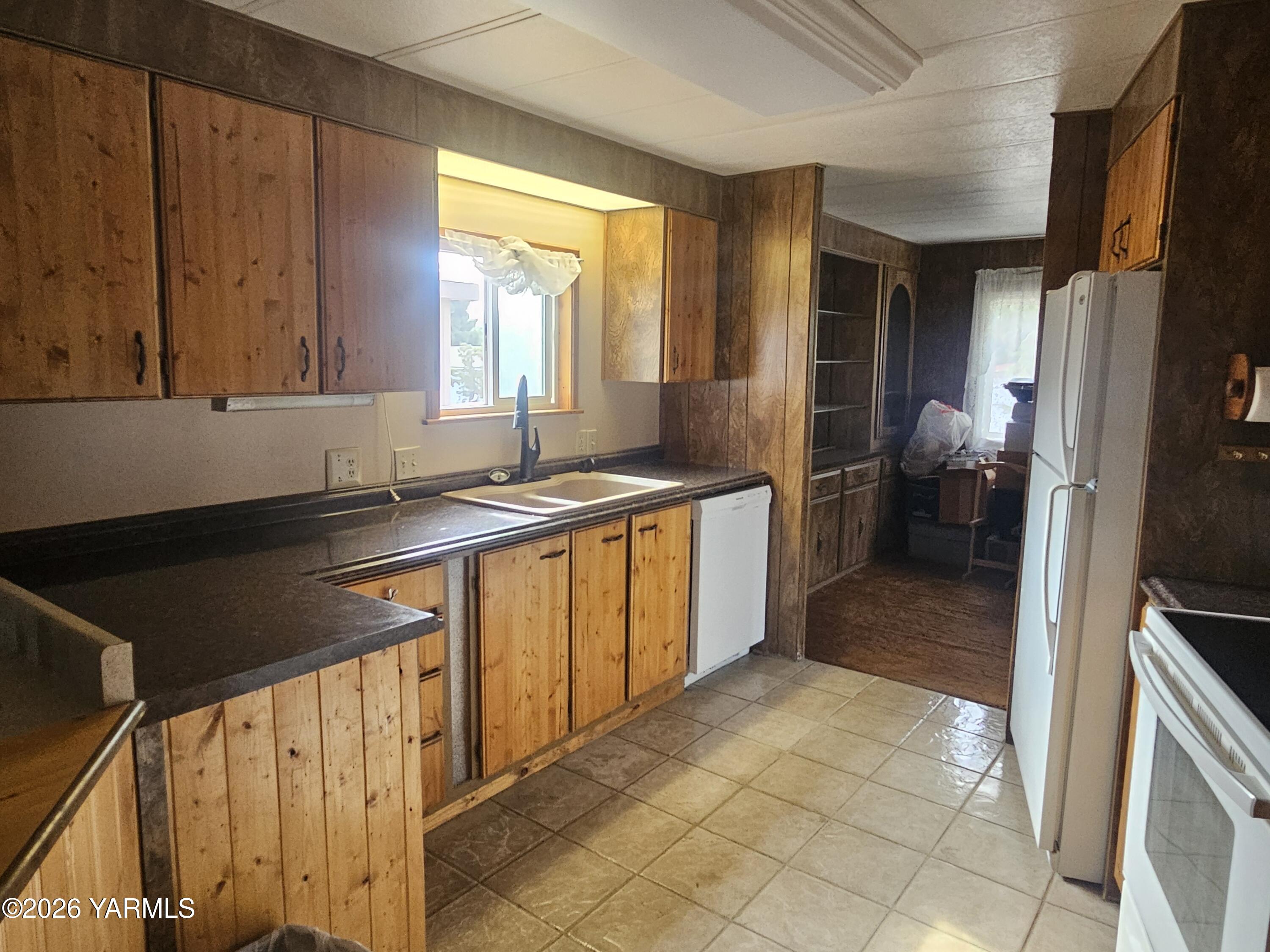 1130 North Wenas Road, Unit 6 Selah, WA 98942 - Photo 10 of 25 Kitchen