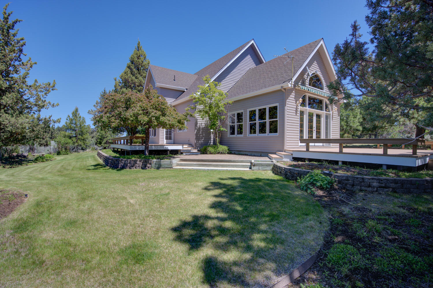 22052 Banff Drive Bend, OR 97702 - Photo 27 of 31 27_rear