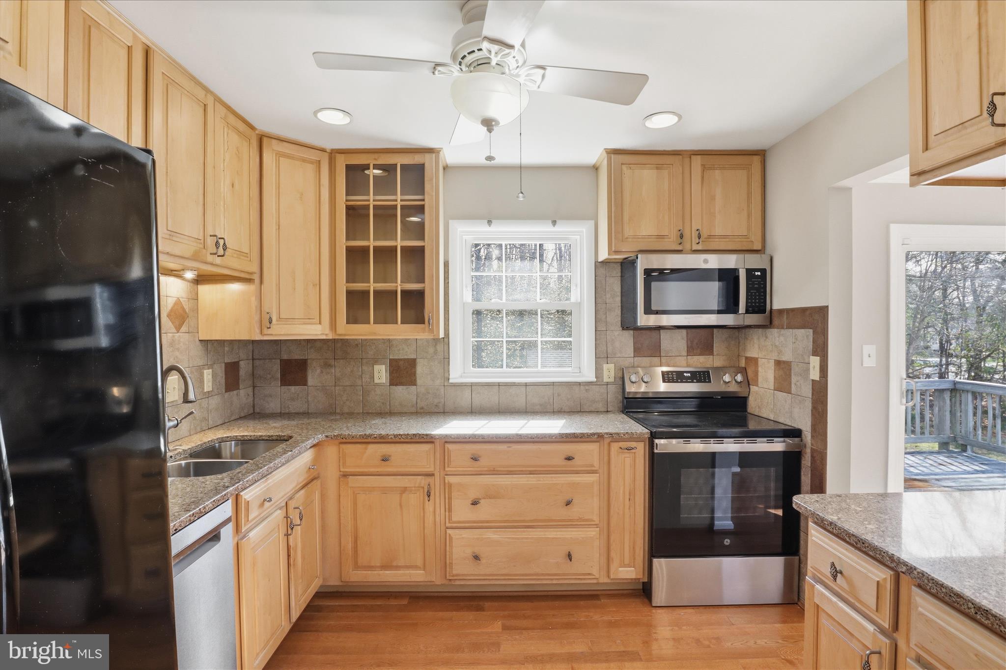 14013 Lindendale Road Woodbridge, VA 22193 - Photo 16 of 42 Upgraded Kitchen