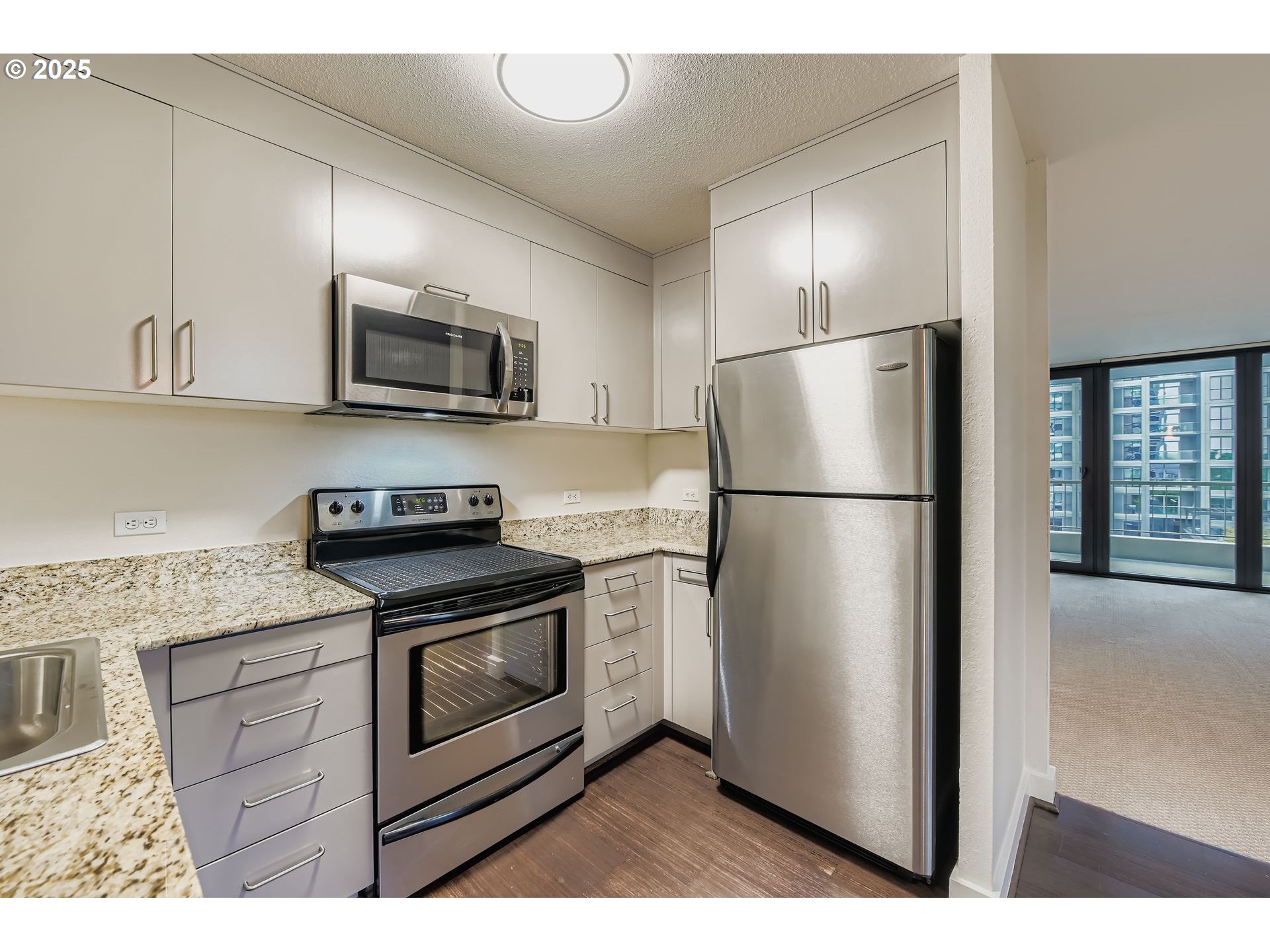 255 Southwest Harrison Street, Unit 9D Portland, OR 97201 - Photo 13 of 32 Kitchen