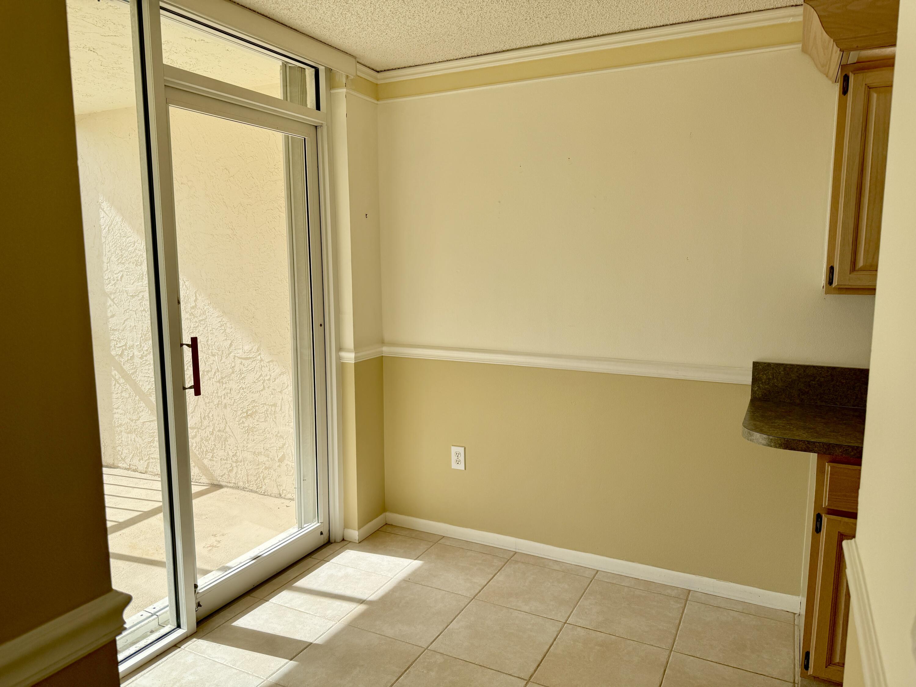 104 Half Moon Circle, Unit B2 Hypoluxo, FL 33462 - Photo 11 of 26 DINETTE