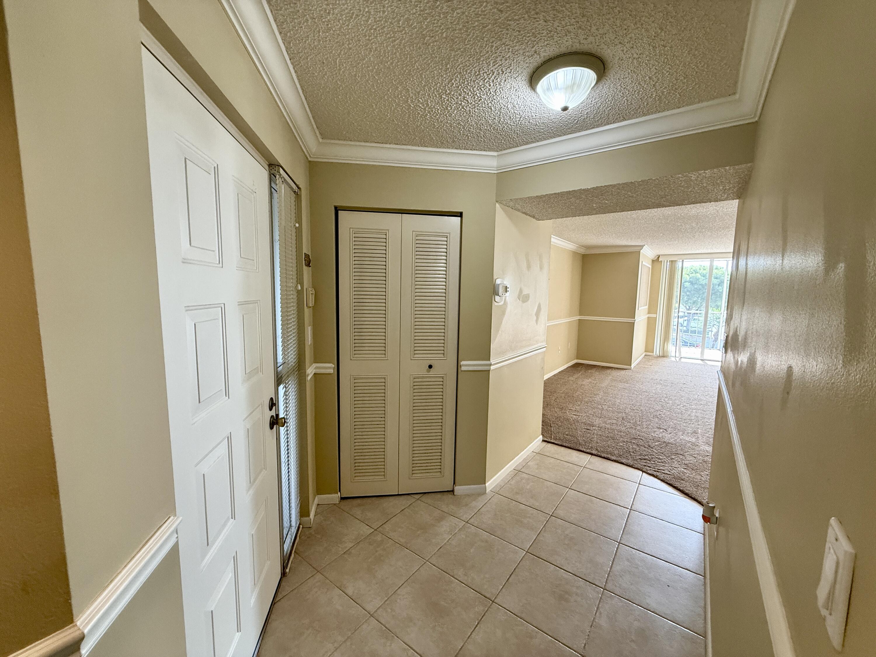 104 Half Moon Circle, Unit B2 Hypoluxo, FL 33462 - Photo 4 of 26 FOYER