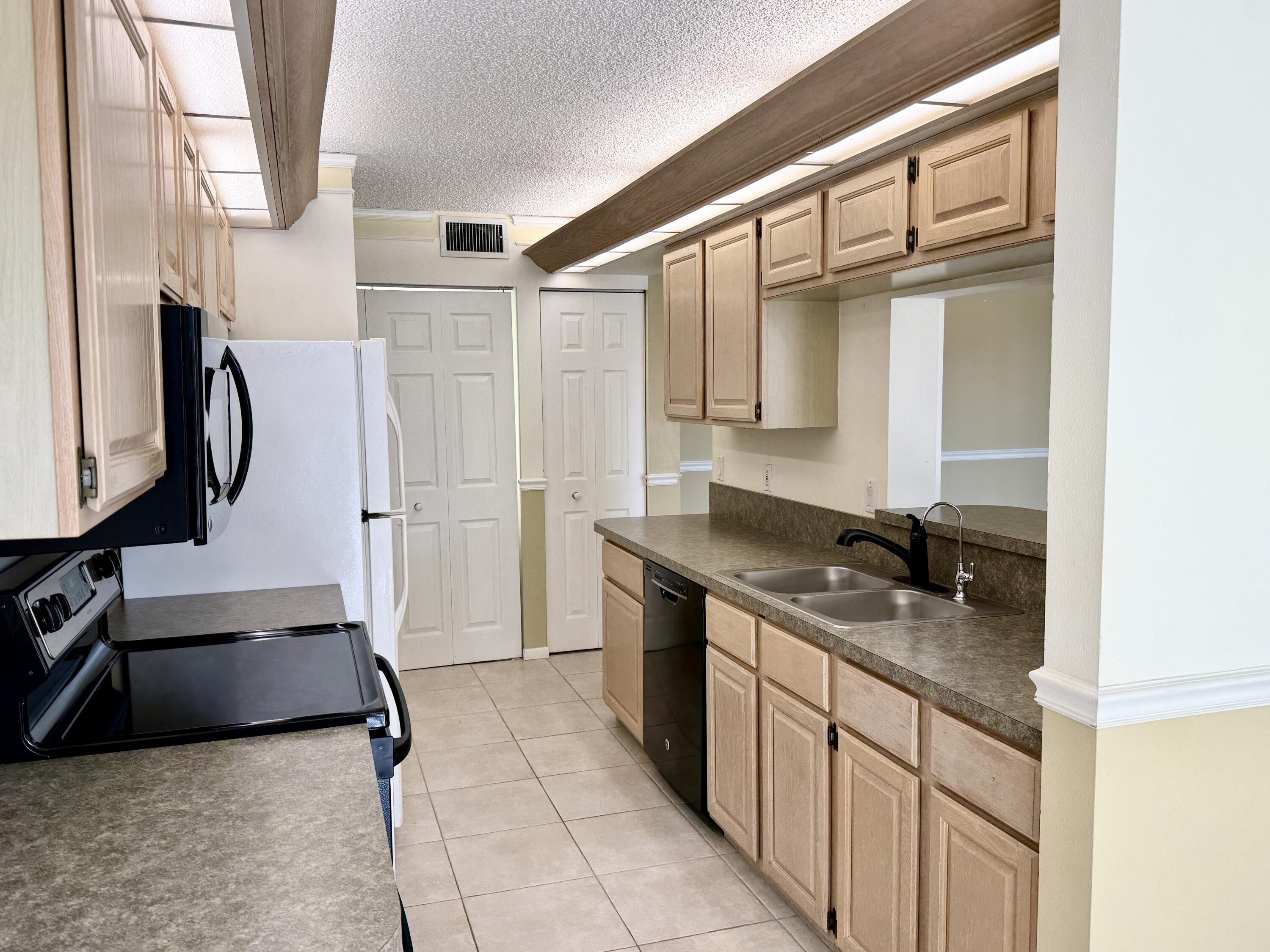 104 Half Moon Circle, Unit B2 Hypoluxo, FL 33462 - Photo 9 of 26 KITCHEN