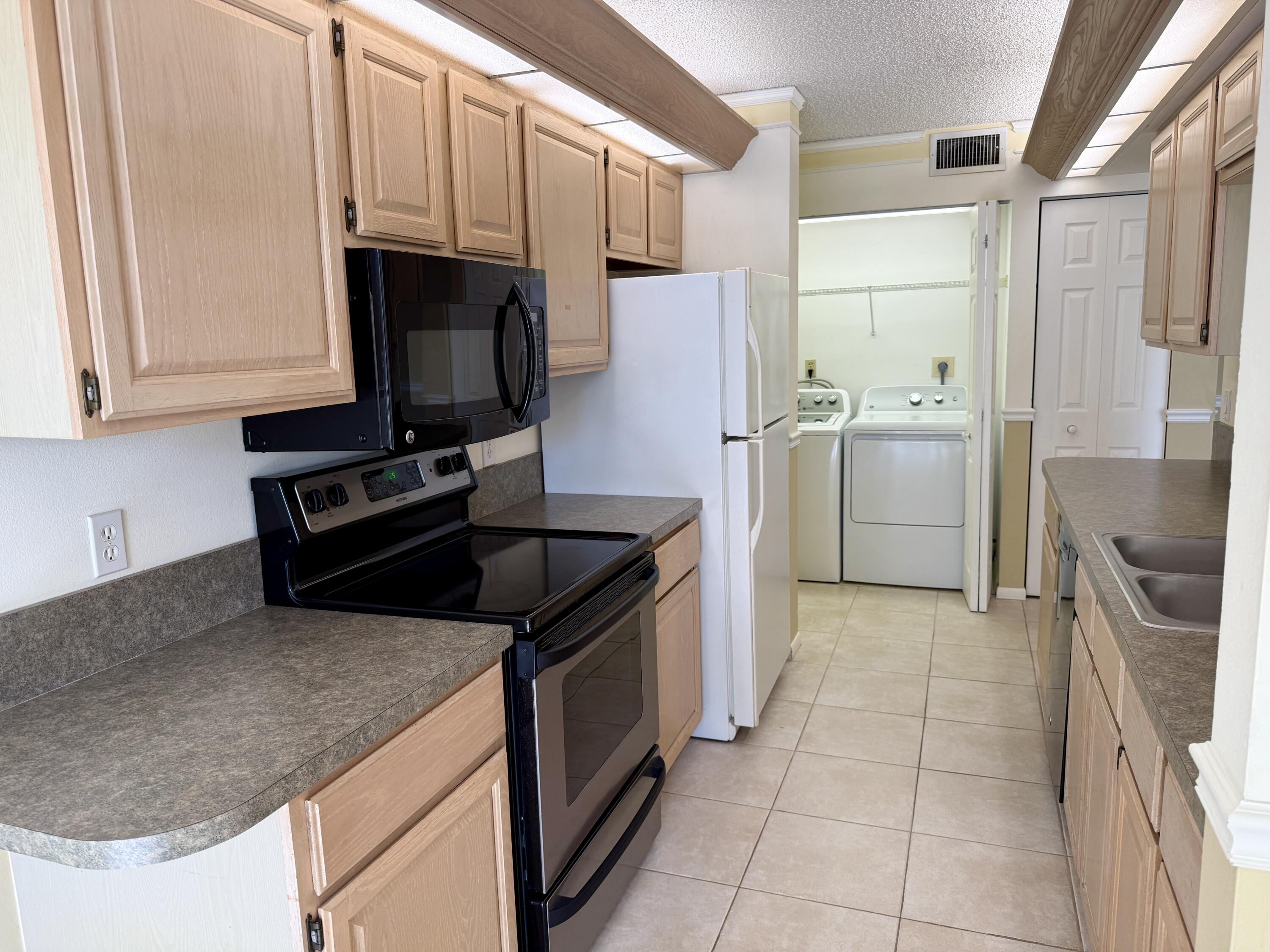 104 Half Moon Circle, Unit B2 Hypoluxo, FL 33462 - Photo 10 of 26 KITCHEN