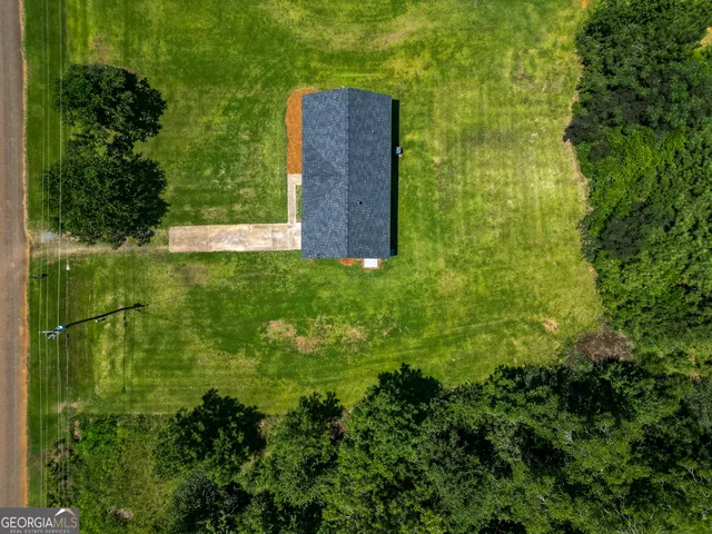 a view of a back yard