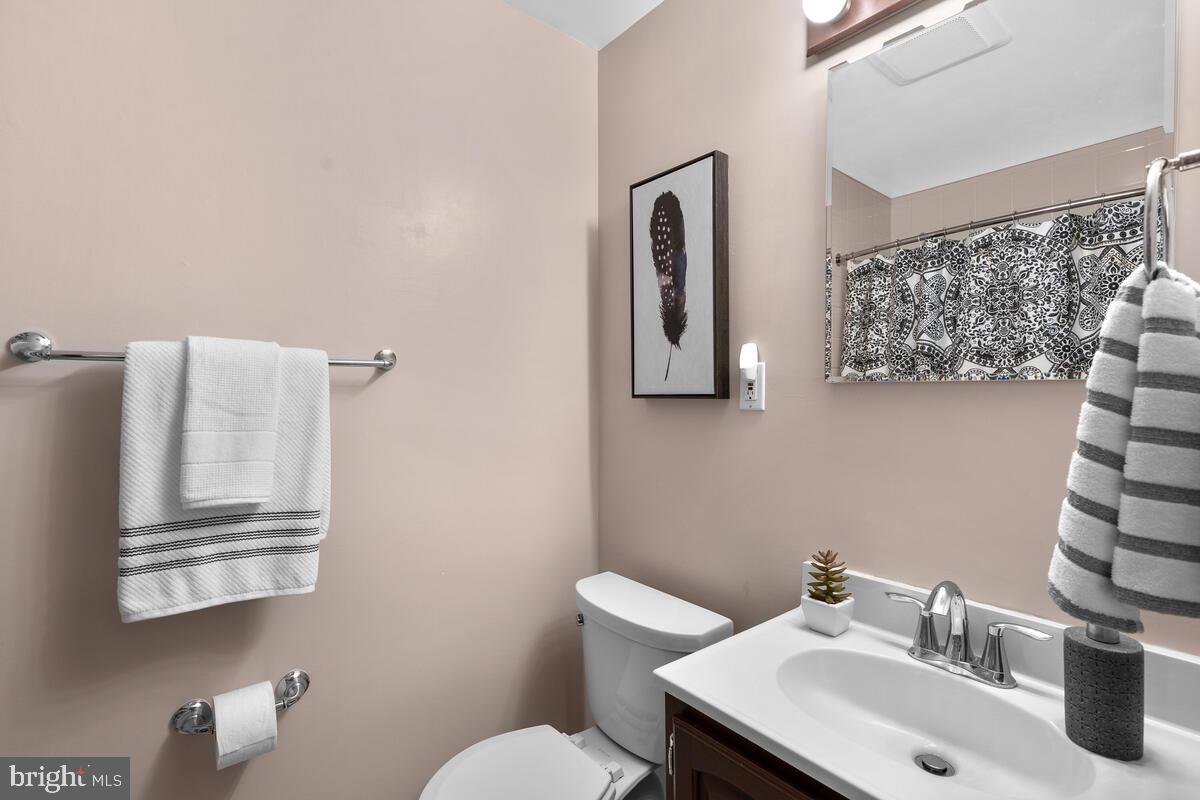 7506 Hamlet Street Springfield, VA 22151 - Photo 22 of 40 Full hall bathroom
