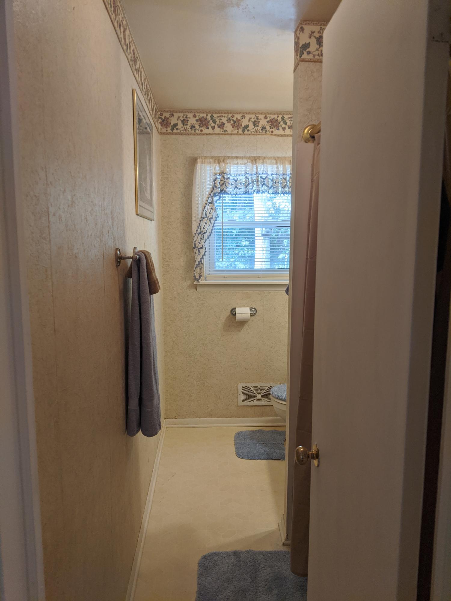 1012 Estates Road Southeast Roanoke, VA 24014 - Photo 8 of 9 Upstairs bath