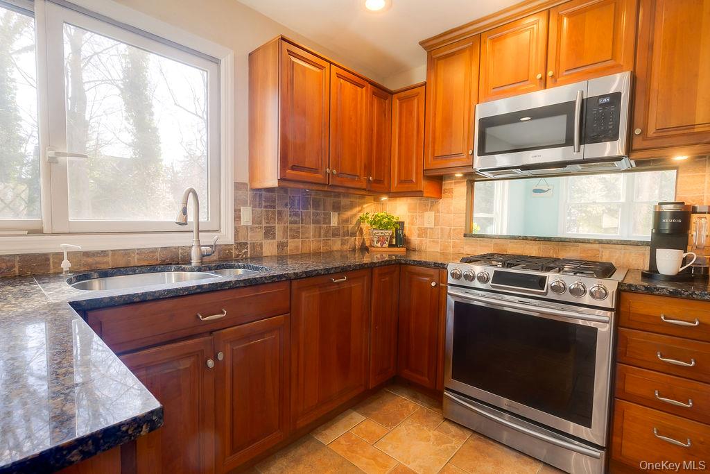 4 Conscience Bay Road Setauket, NY 11733 - Photo 11 of 26 Kitchen with gas cooktop
