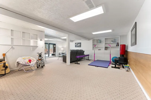 a view of residential area with tree s