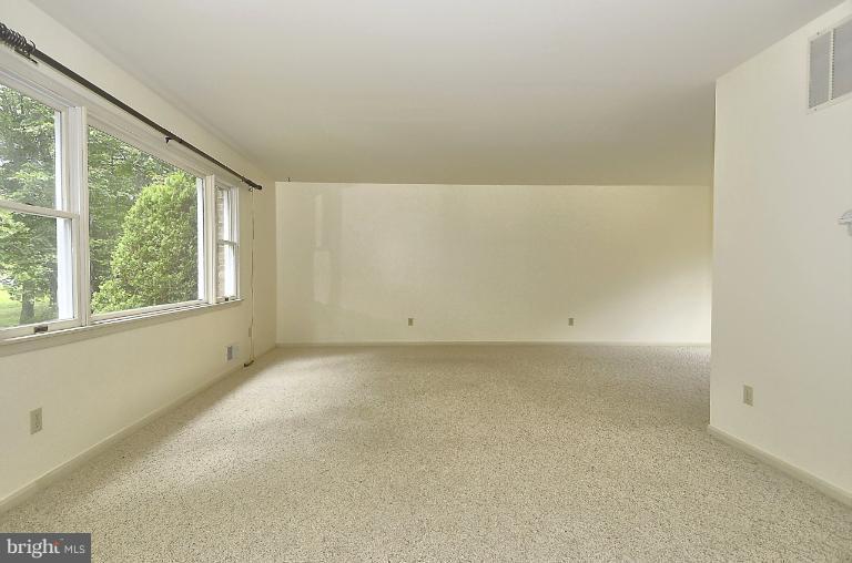 7483 Pindell School Road Fulton, MD 20759 - Photo 3 of 29 Looking in to LR from foyer