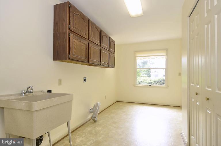 7483 Pindell School Road Fulton, MD 20759 - Photo 23 of 29 Large laundry/mud room