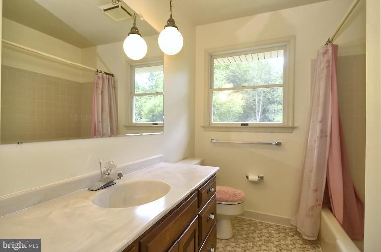 7483 Pindell School Road Fulton, MD 20759 - Photo 10 of 29 Bath - upper level hall bath