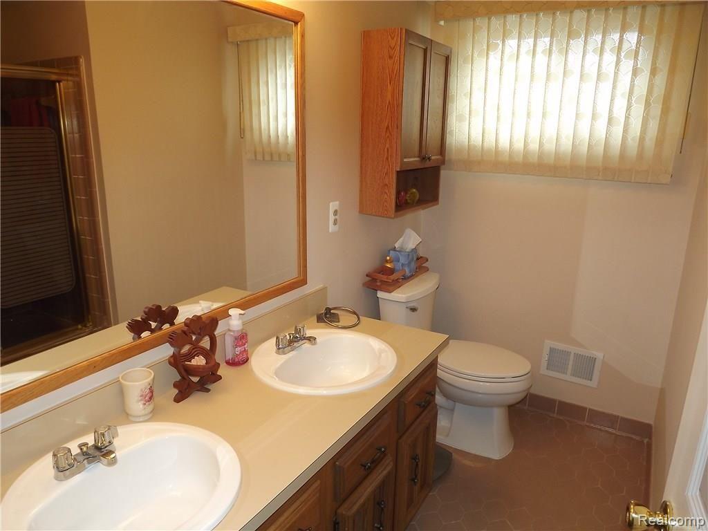 606 Baker Street Rochester Hills, MI 48307 - Photo 14 of 16