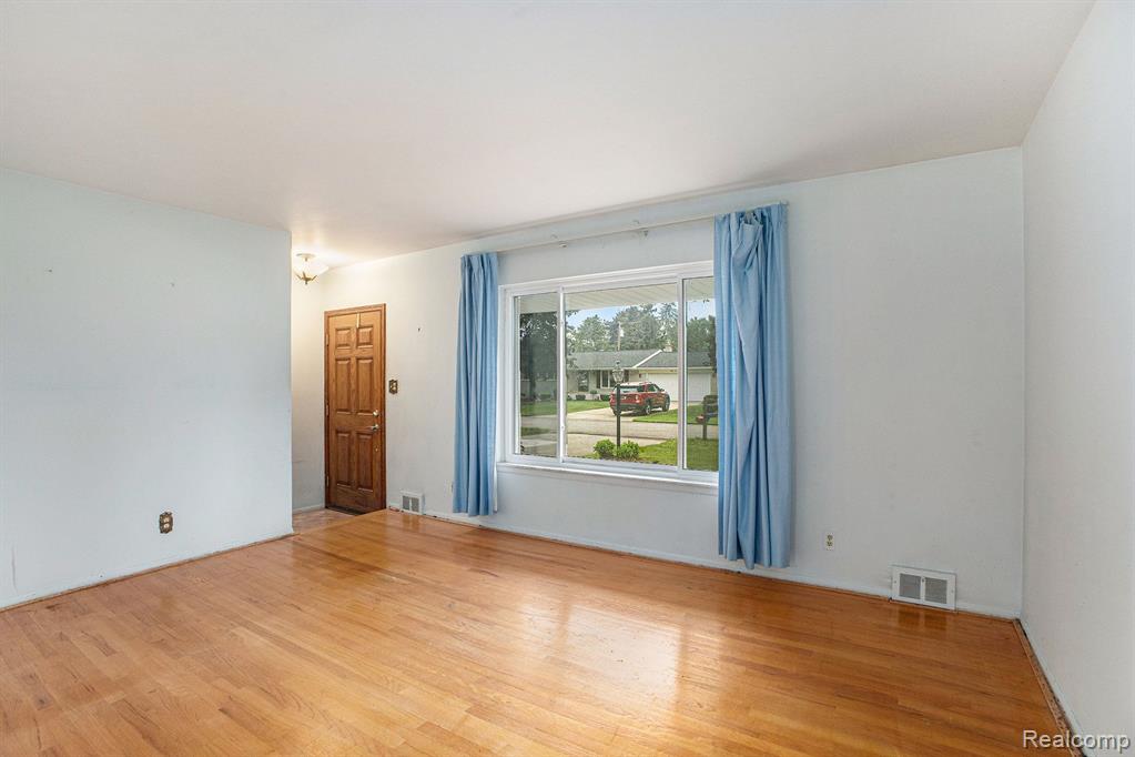 5666 Gibbing Road Utica, MI 48317 - Photo 4 of 20