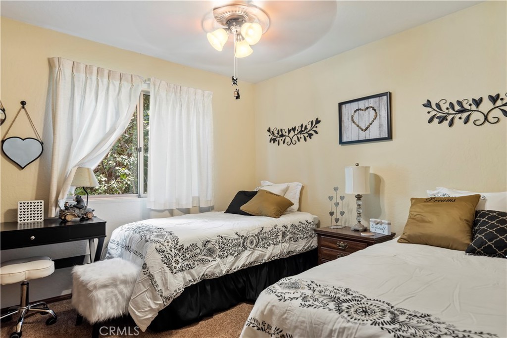615 Wellesley Lake Arrowhead, CA 92352 - Photo 12 of 45 a bedroom with two beds and a large mirror with potted plant