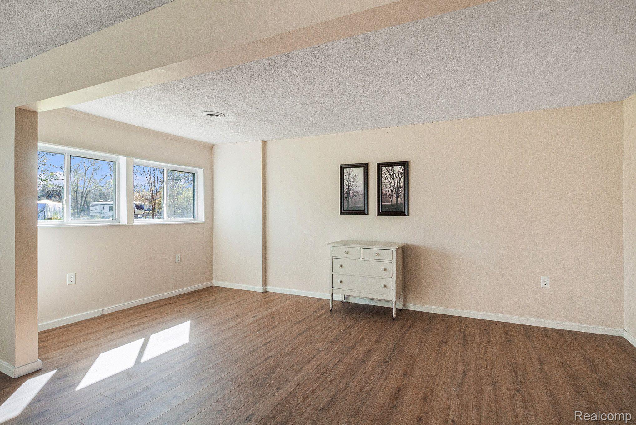 10556 Silver Lake Road Byron, MI 48418 - Photo 4 of 17 Gallery Image 4