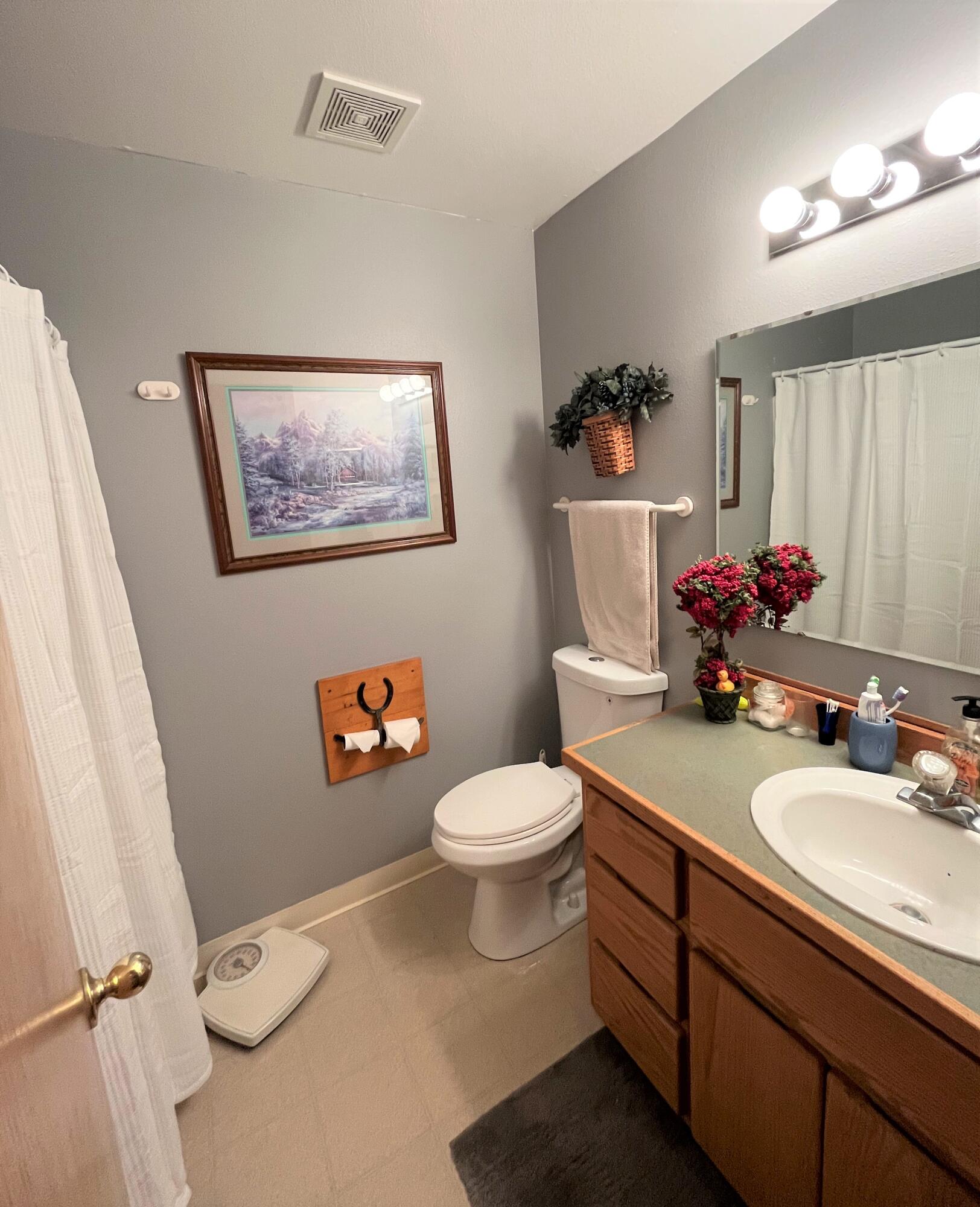 2825 Northeast Yellowpine Road Prineville, OR 97754 - Photo 16 of 25 Bathroom