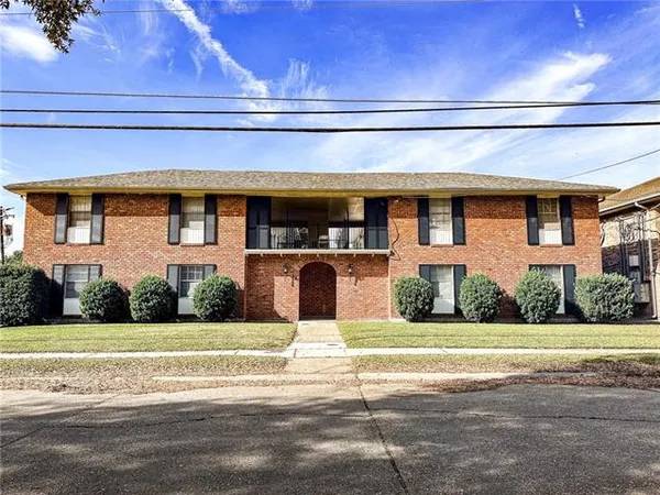 $1,050 | 800 Martin Behrman Avenue, Unit 203, Metairie, LA 70005