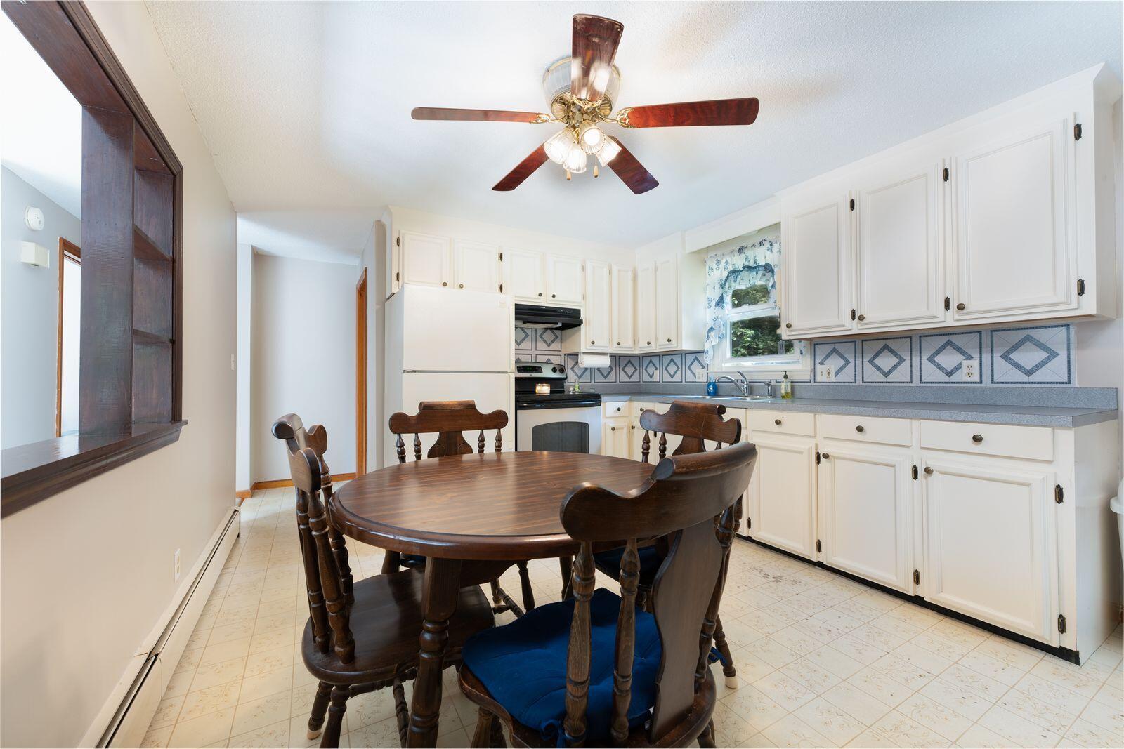 31 Sequoia Drive Freeport, ME 04032 - Photo 5 of 18 31 Sequoia Dining Kitchen