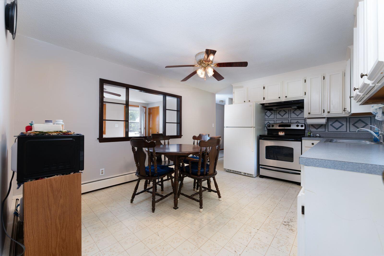 31 Sequoia Drive Freeport, ME 04032 - Photo 6 of 18 31 Sequoia kitchen Dining