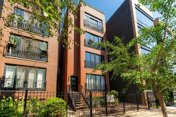 $4,295 | 840 West Erie Street, Unit 4, Chicago, IL 60642