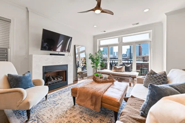 $4,295 | 840 West Erie Street, Unit 4, Chicago, IL 60642