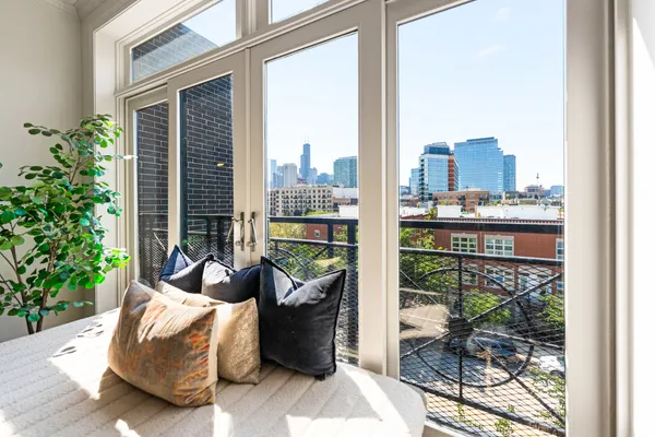 $4,295 | 840 West Erie Street, Unit 4, Chicago, IL 60642